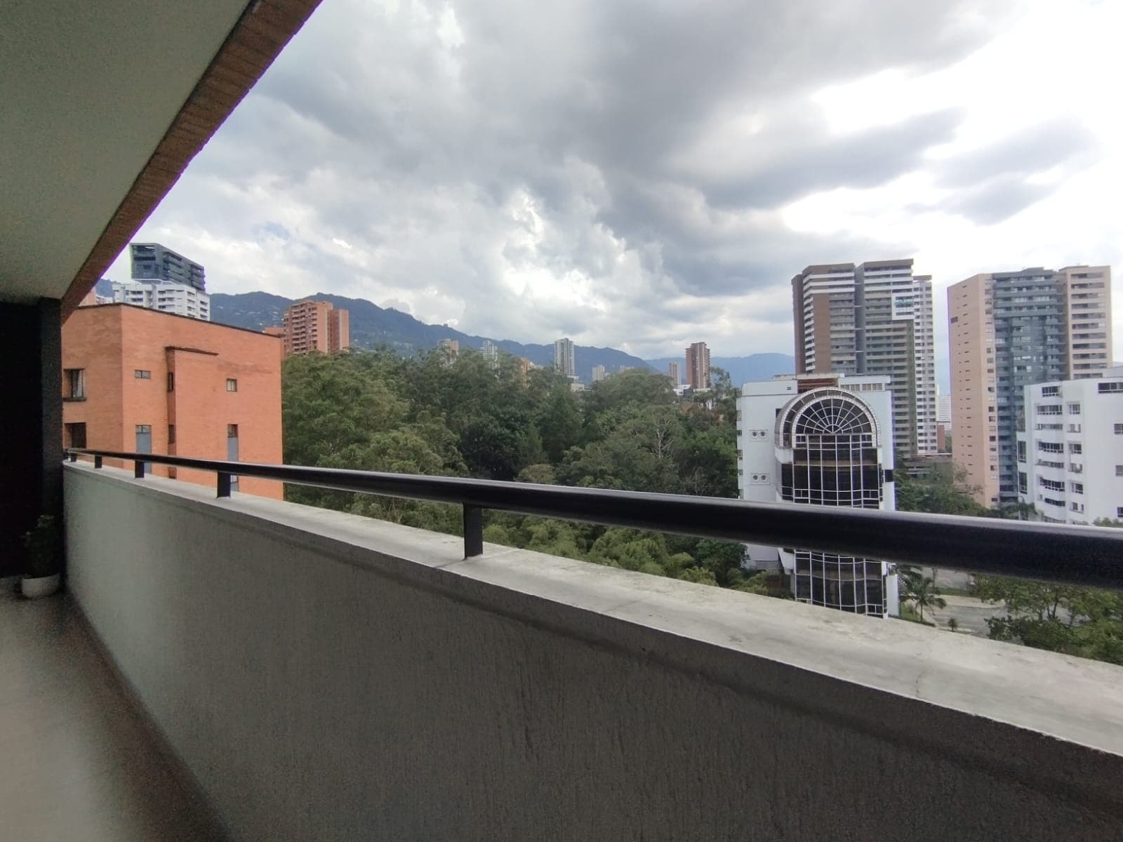 Apartaestudio en arriendo en La Visitacion Los Gonzalez, El Poblado, Medellín — foto 1 de 20