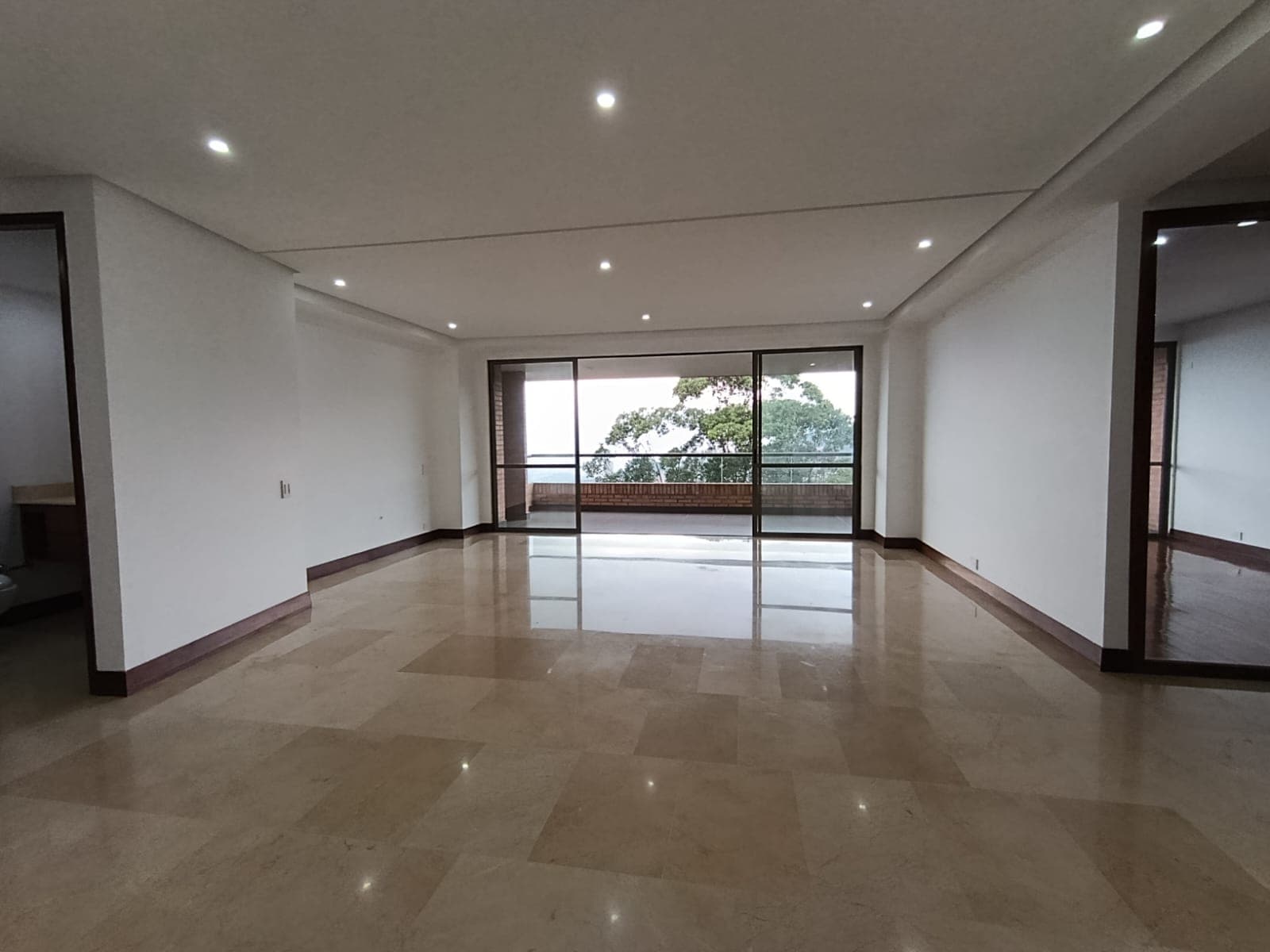 Apartamento en arriendo en La Calera, El Poblado, Medellín — foto 1 de 20