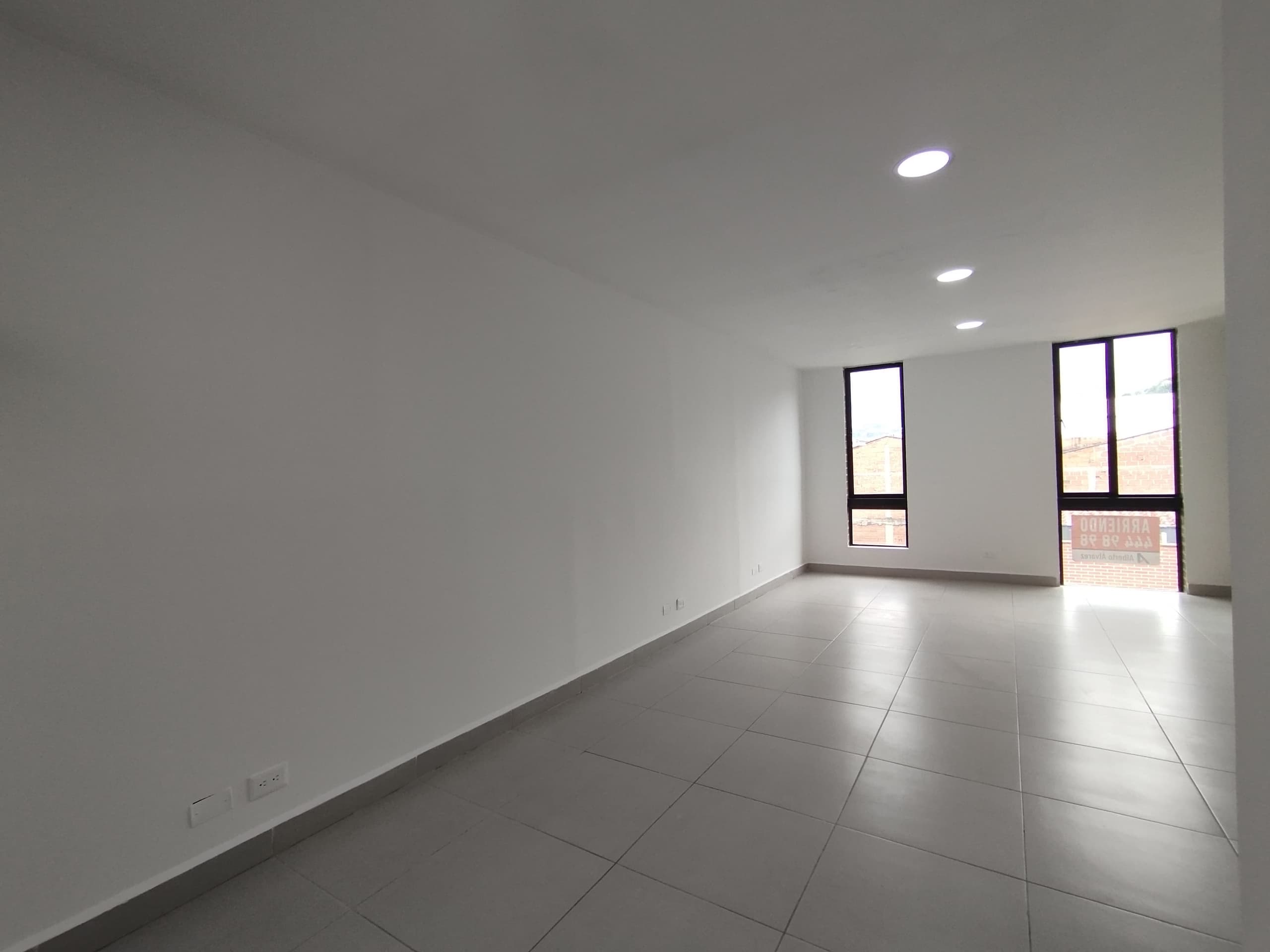 Oficina en arriendo en Parque de Envigado — foto 2 de 9
