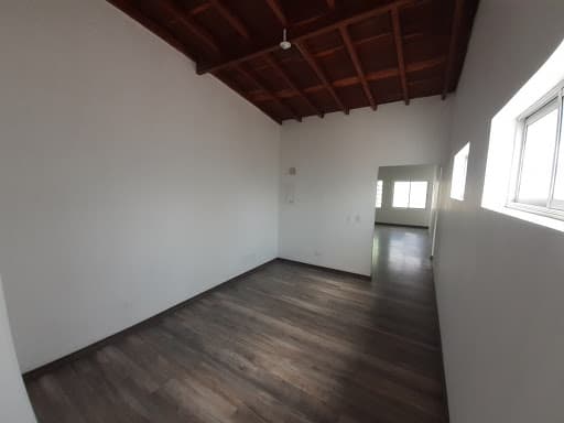 Casa Comercial en arriendo en Laureles, Medellín — foto 2 de 17