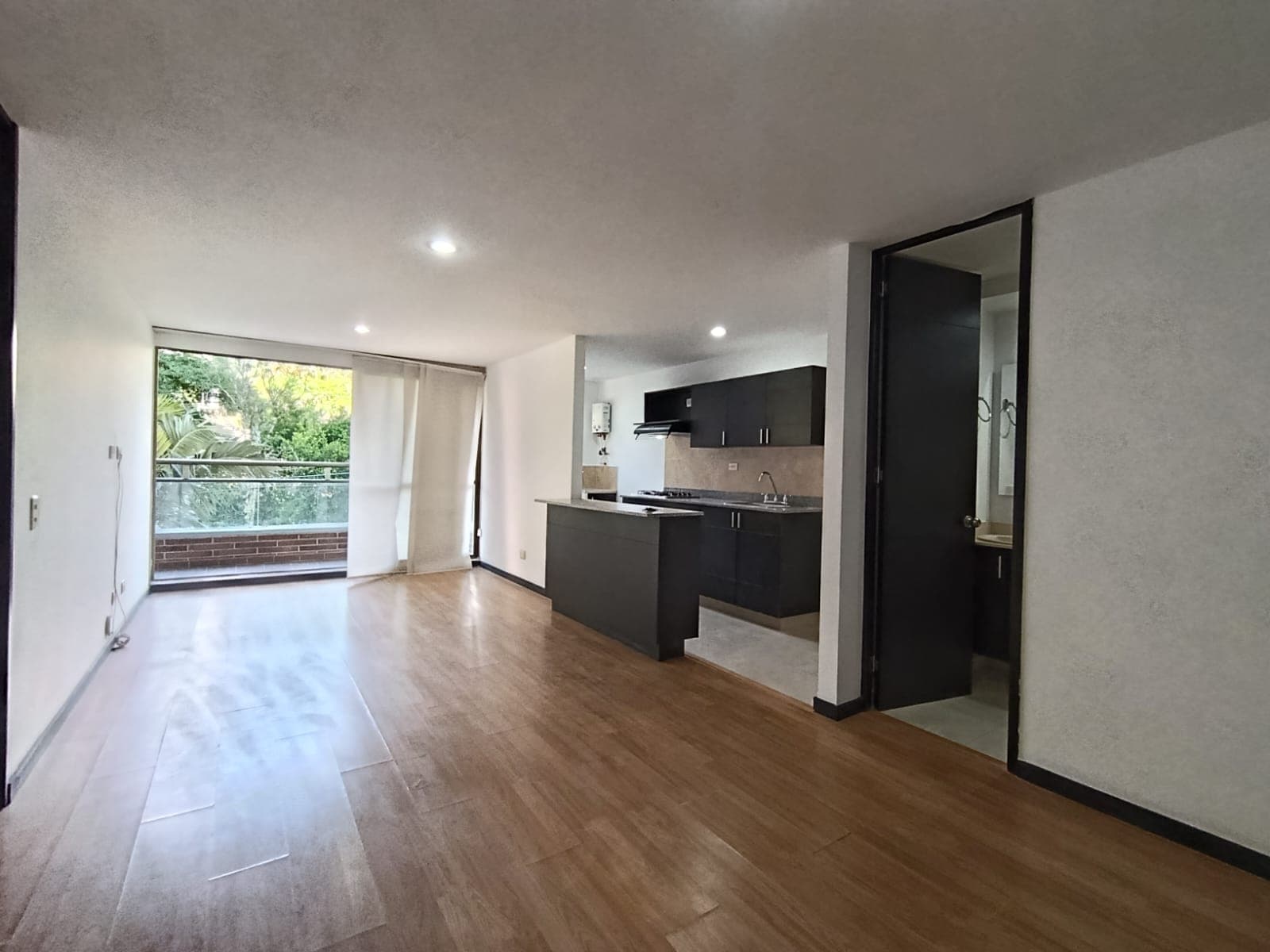 Apartaestudio en arriendo en Los Balsos, El Poblado, Medellín — foto 2 de 12