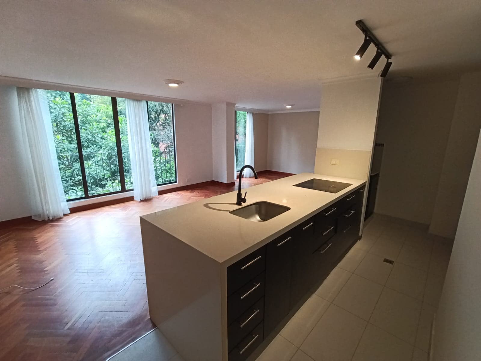 Apartamento en arriendo en Lalinde, El Poblado, Medellín — foto 1 de 17