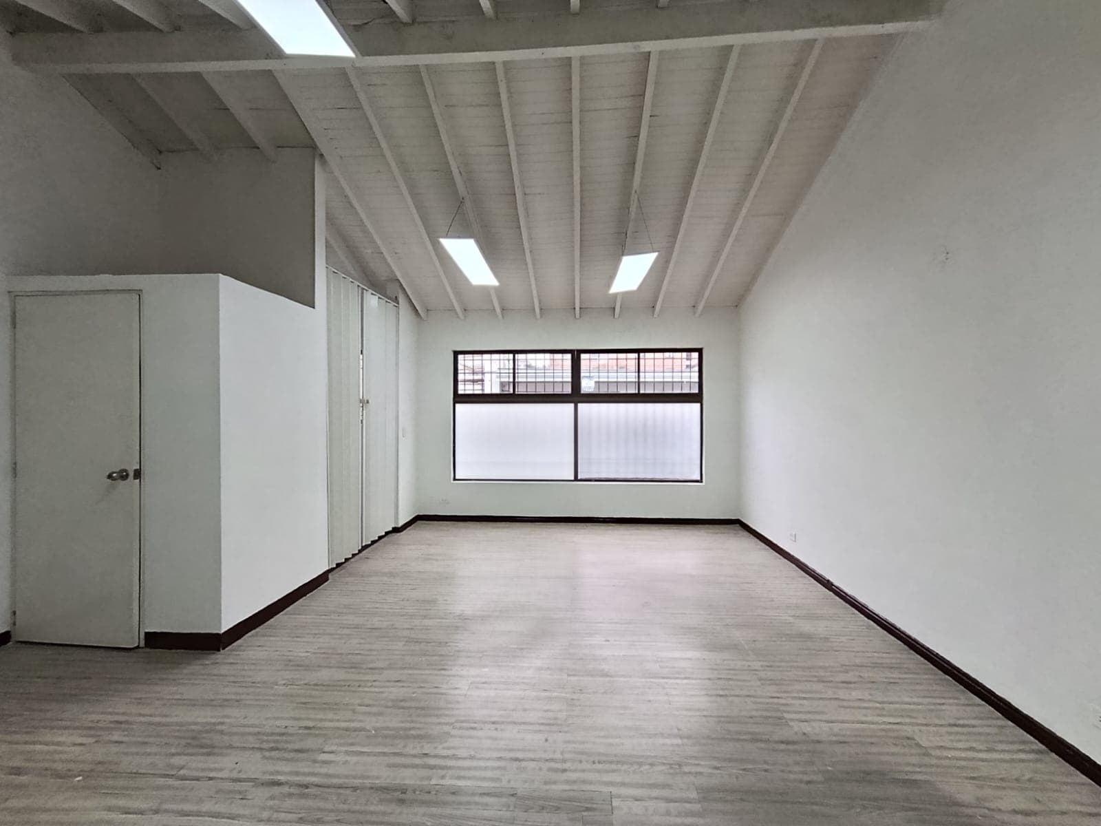 Oficina en arriendo en Conquistadores, Laureles, Medellín — foto 1 de 12
