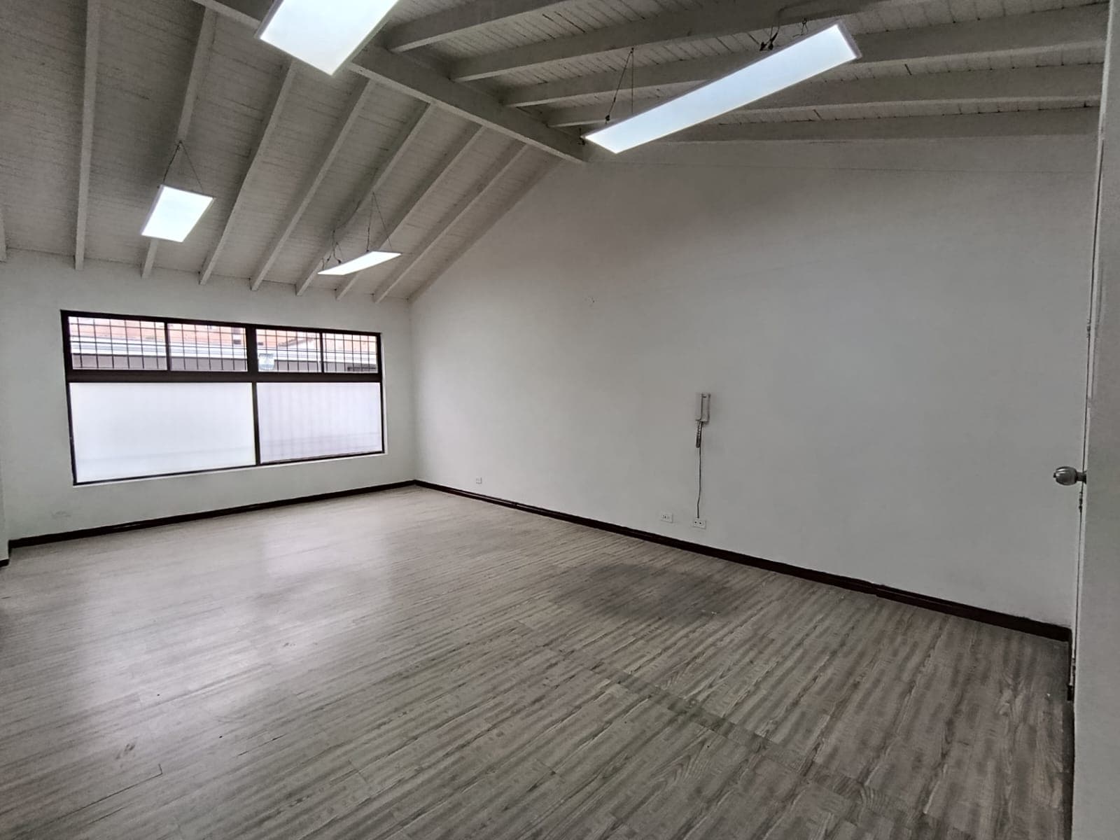 Oficina en arriendo en Conquistadores, Laureles, Medellín — foto 2 de 12
