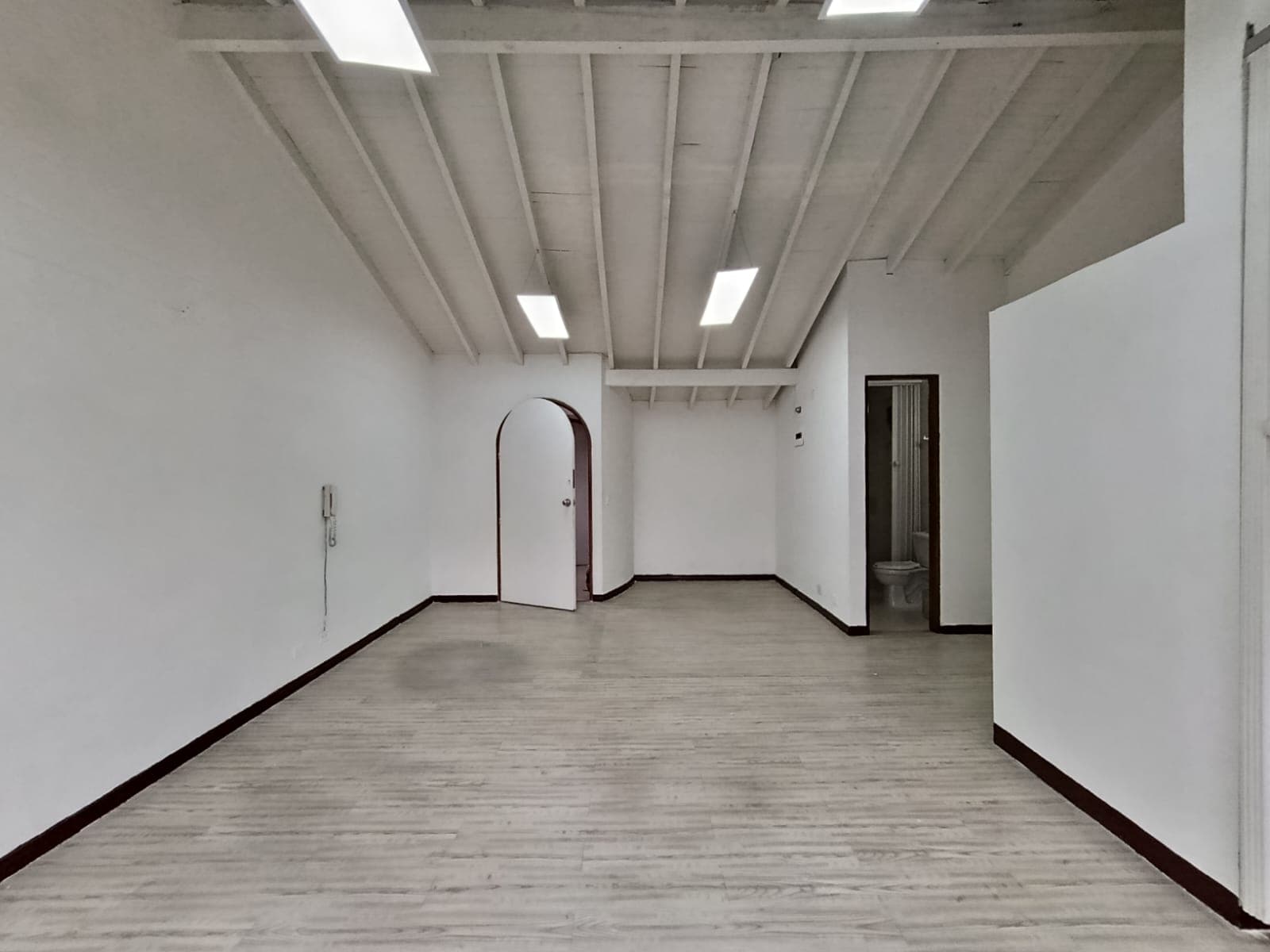 Oficina en arriendo en Conquistadores, Laureles, Medellín — foto 3 de 12