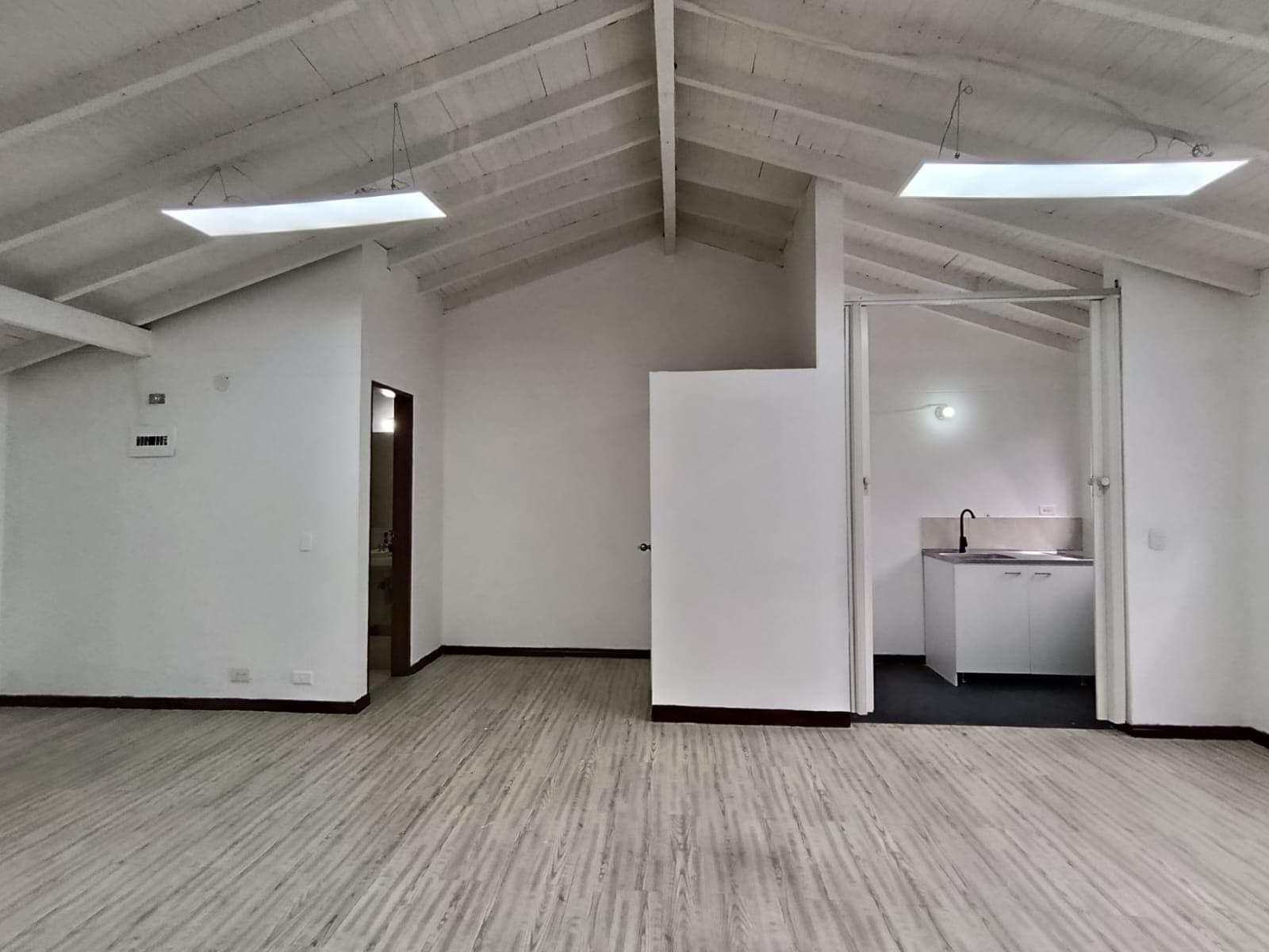 Oficina en arriendo en Conquistadores, Laureles, Medellín — foto 4 de 12
