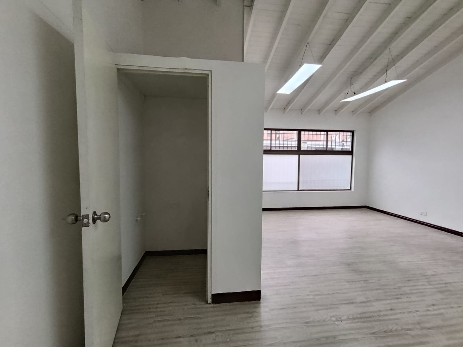 Oficina en arriendo en Conquistadores, Laureles, Medellín — foto 5 de 12