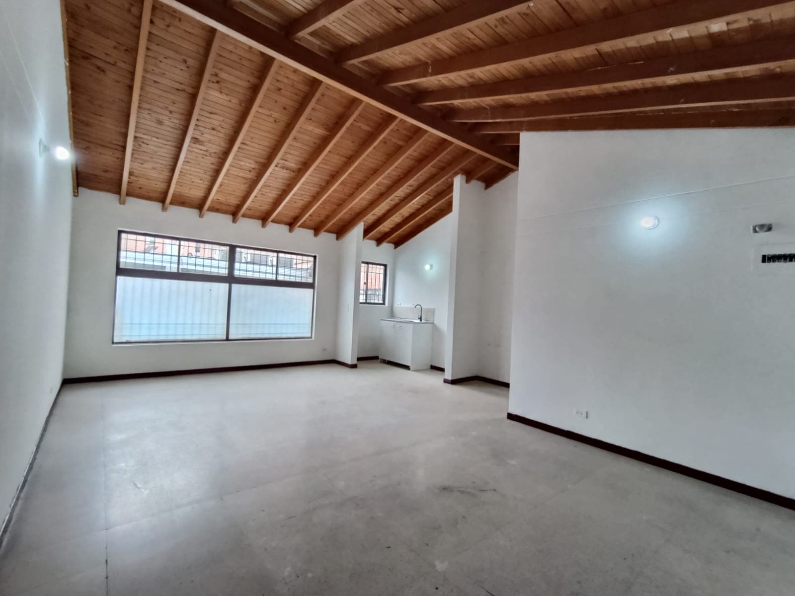 Oficina en arriendo en Conquistadores, Laureles, Medellín — foto 1 de 10