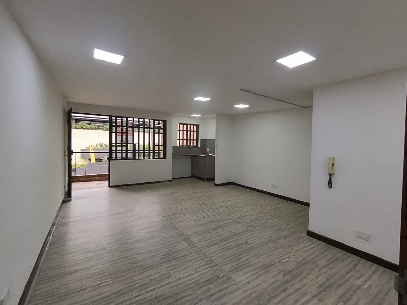 Oficina en arriendo en Conquistadores, Laureles, Medellín — foto 1 de 11