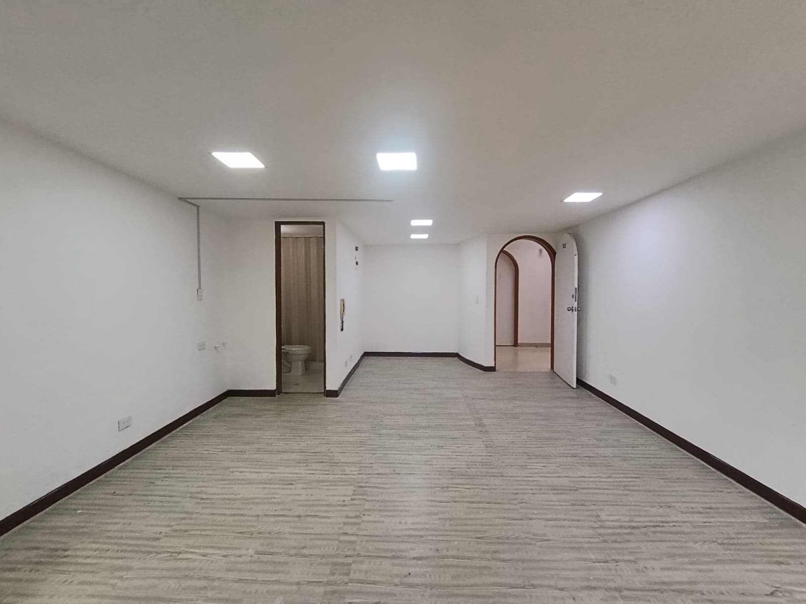 Oficina en arriendo en Conquistadores, Laureles, Medellín — foto 3 de 11