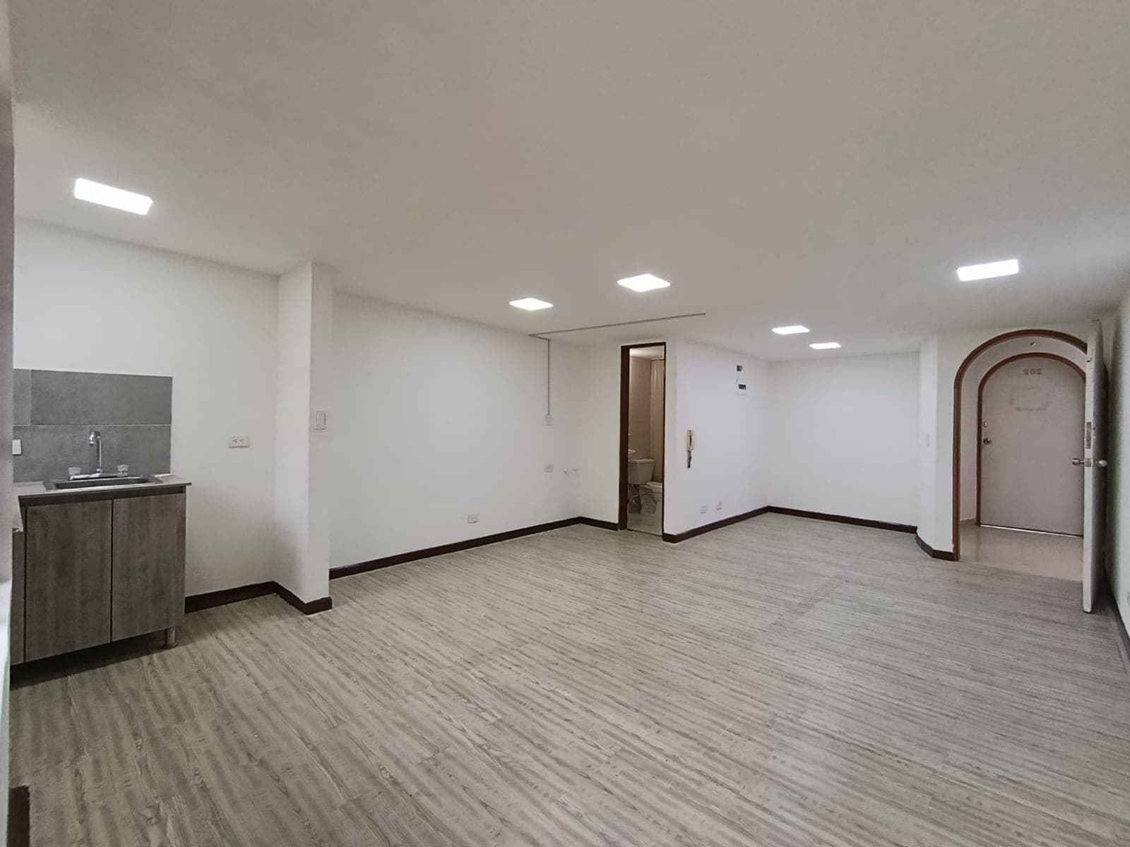 Oficina en arriendo en Conquistadores, Laureles, Medellín — foto 4 de 11