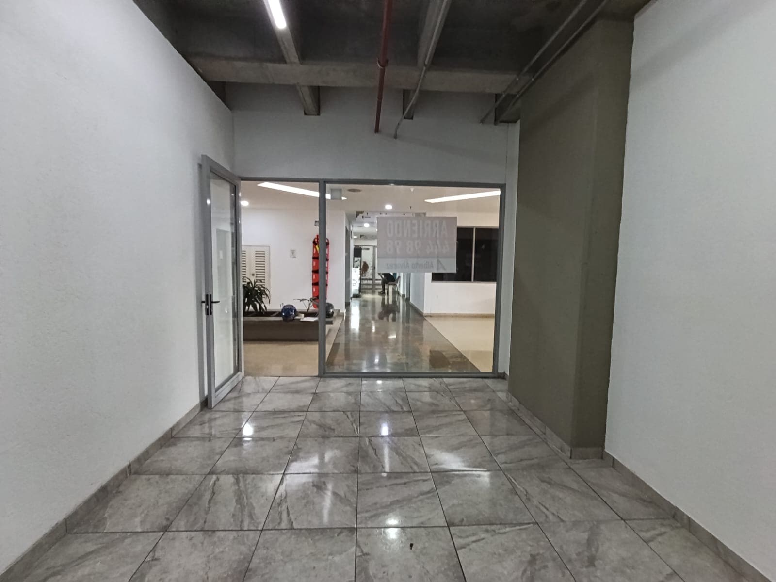 Local en arriendo en Bombona, Centro, Medellín — foto 1 de 15