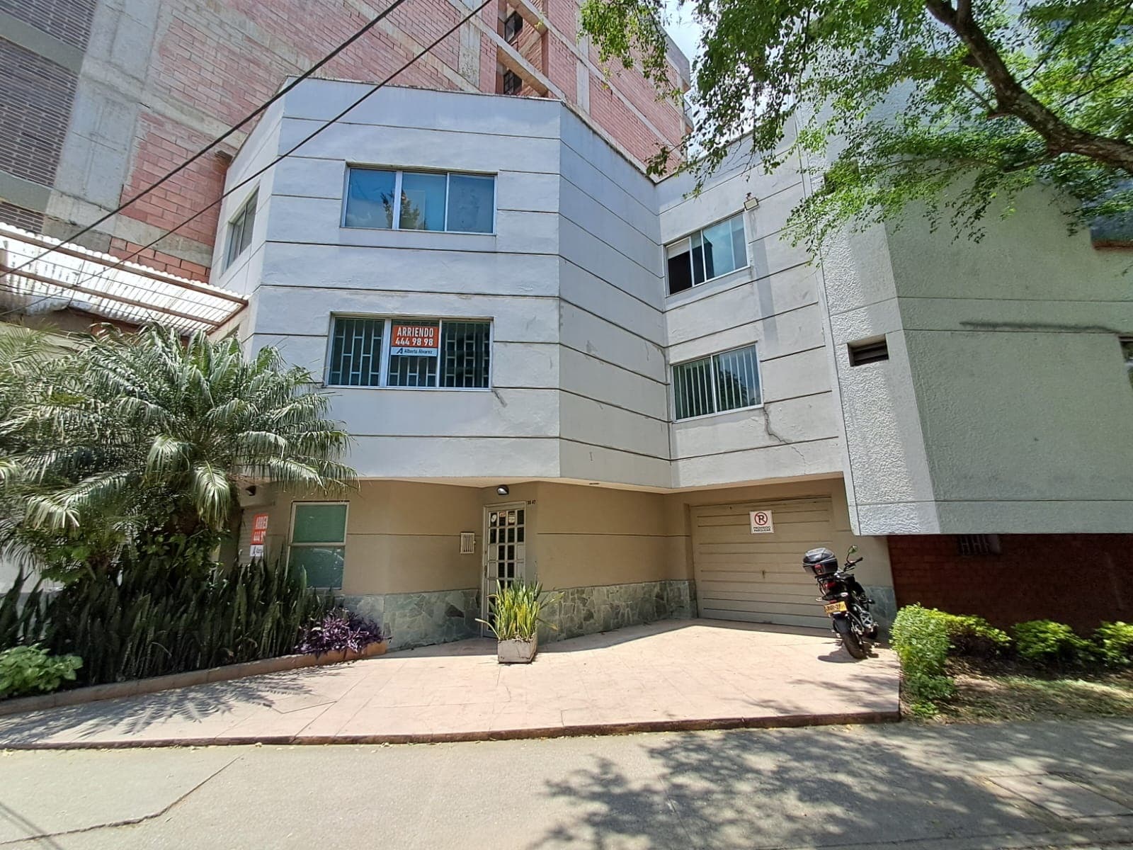Oficina en arriendo en Conquistadores, Laureles, Medellín — foto 1 de 19