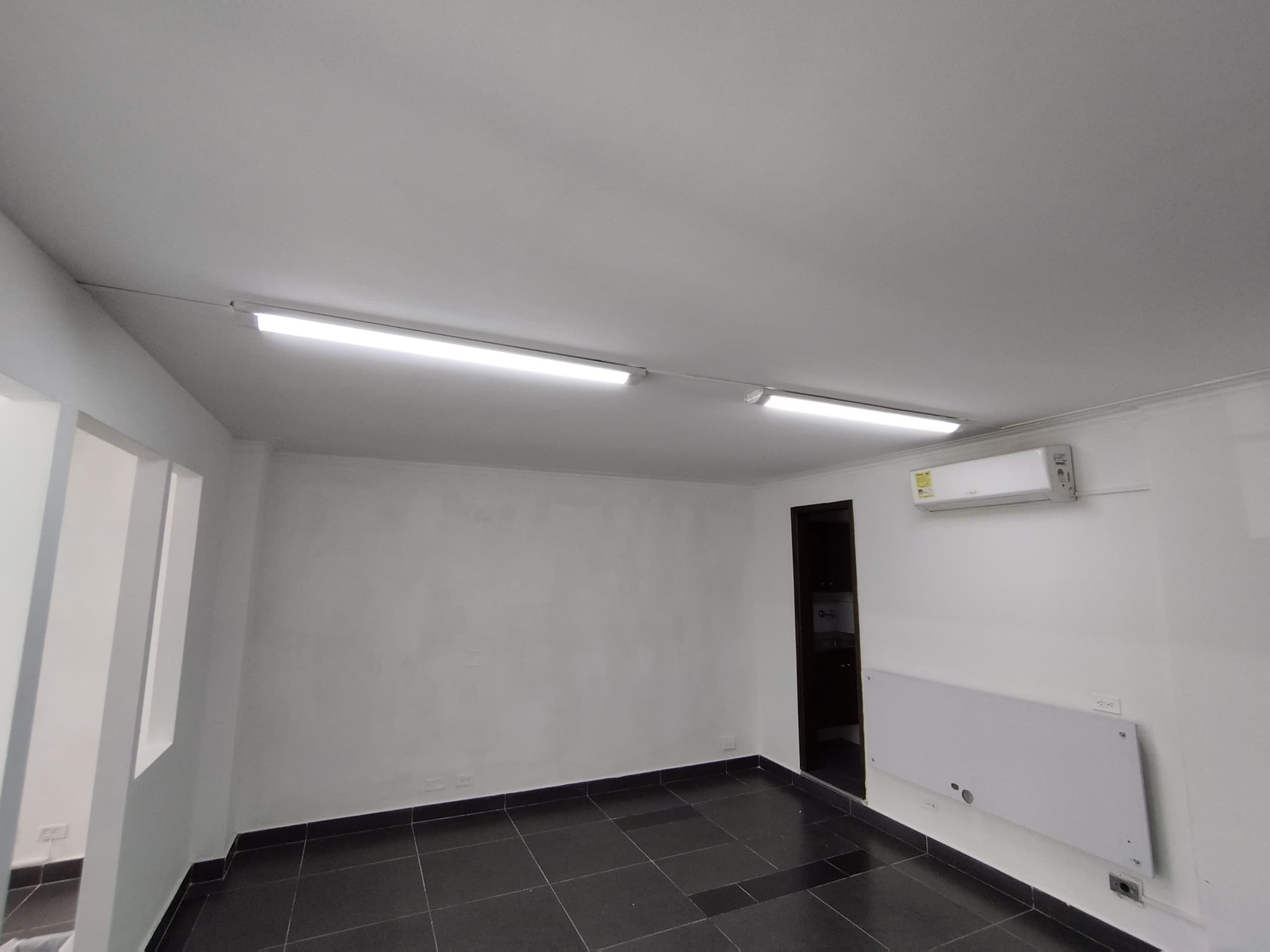 Oficina en arriendo en Conquistadores, Laureles, Medellín — foto 3 de 19