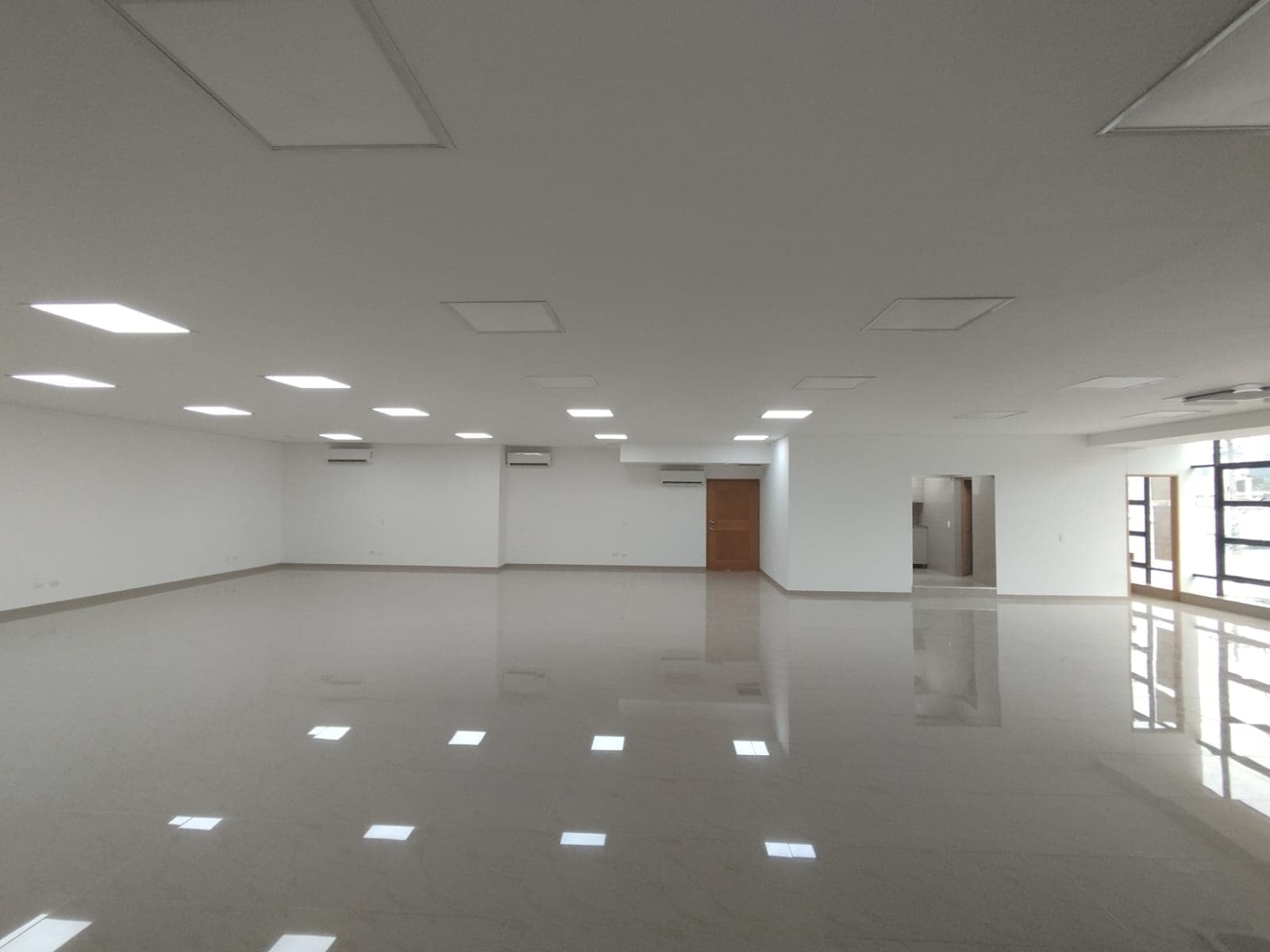 Oficina en arriendo en Barrio Colombia, El Poblado, Medellín — foto 5 de 15