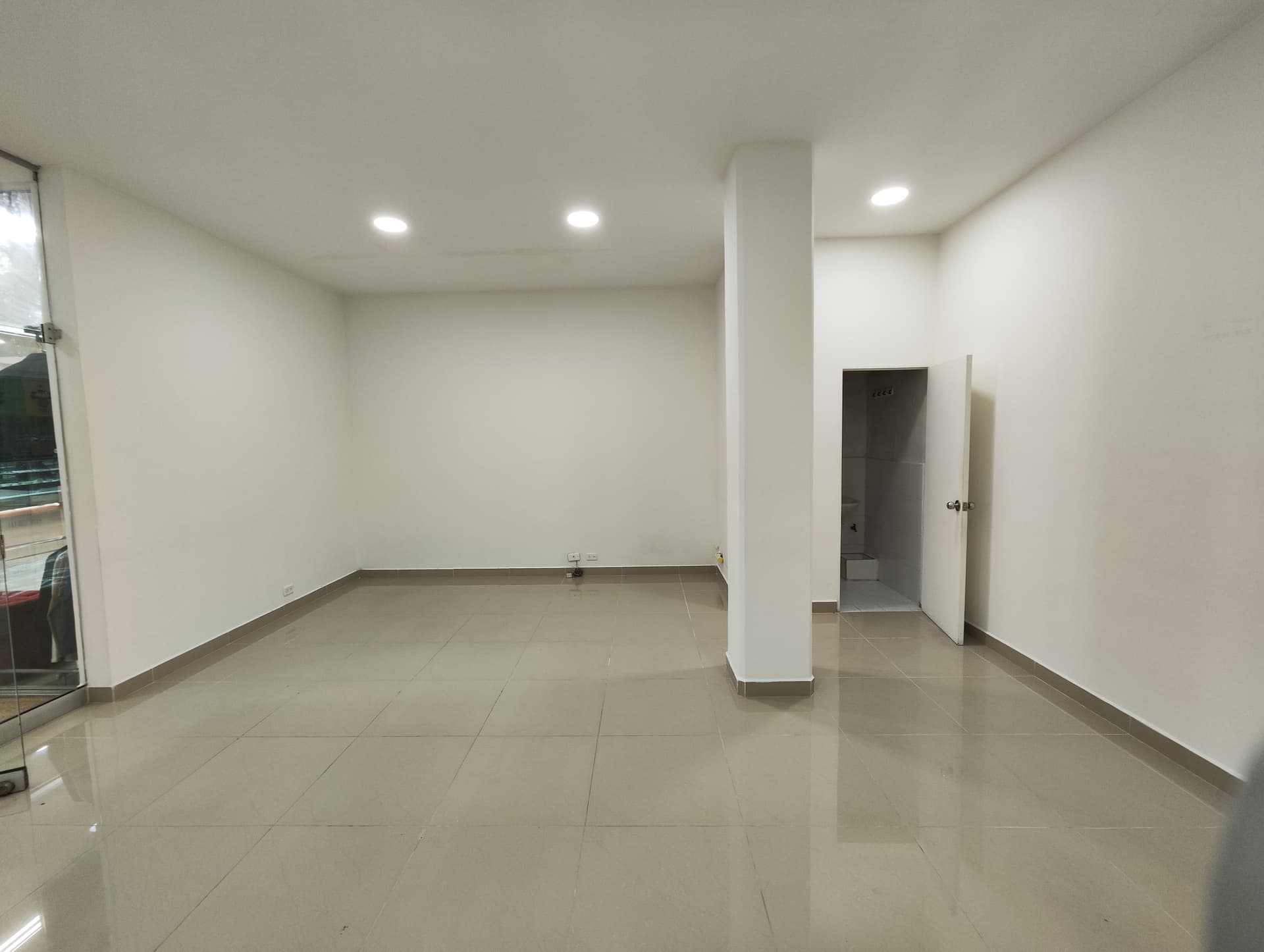 Local en arriendo en Centro, Medellín — foto 1 de 8