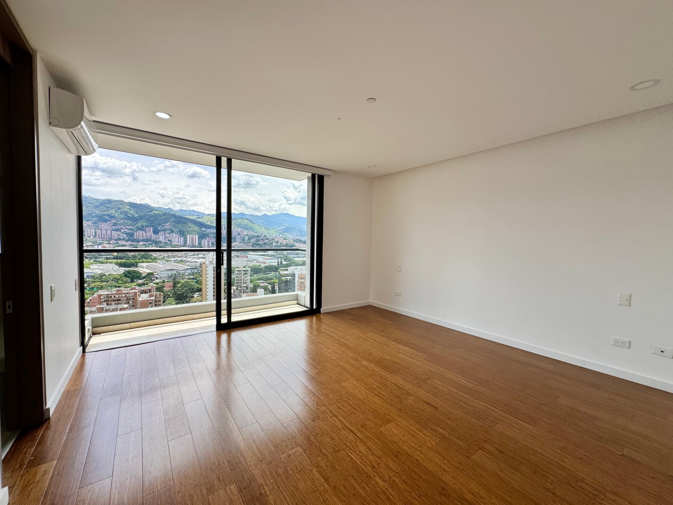 Apartamento en arriendo en Santa María De Los Ángeles, El Poblado, Medellín — foto 2 de 19
