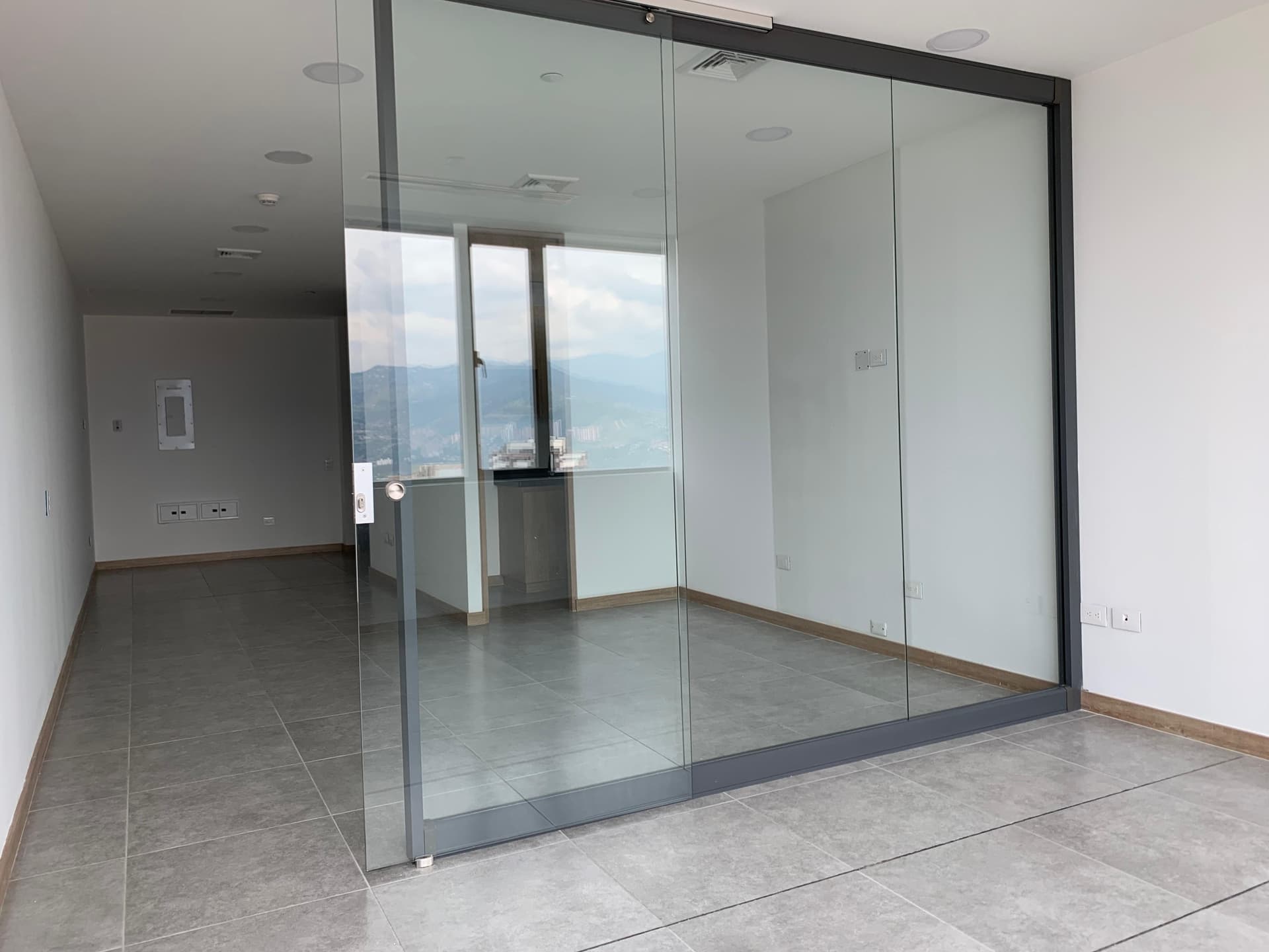 Oficina en arriendo en Las Palmas, Centro, Medellín — foto 1 de 12
