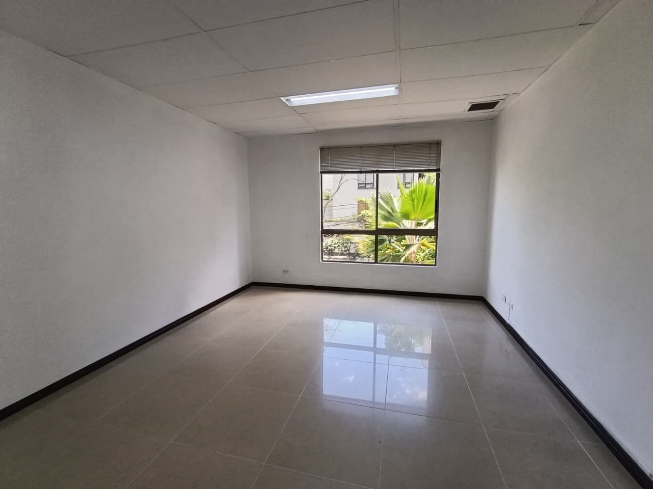 Oficina en arriendo en Patio Bonito, El Poblado, Medellín — foto 1 de 10