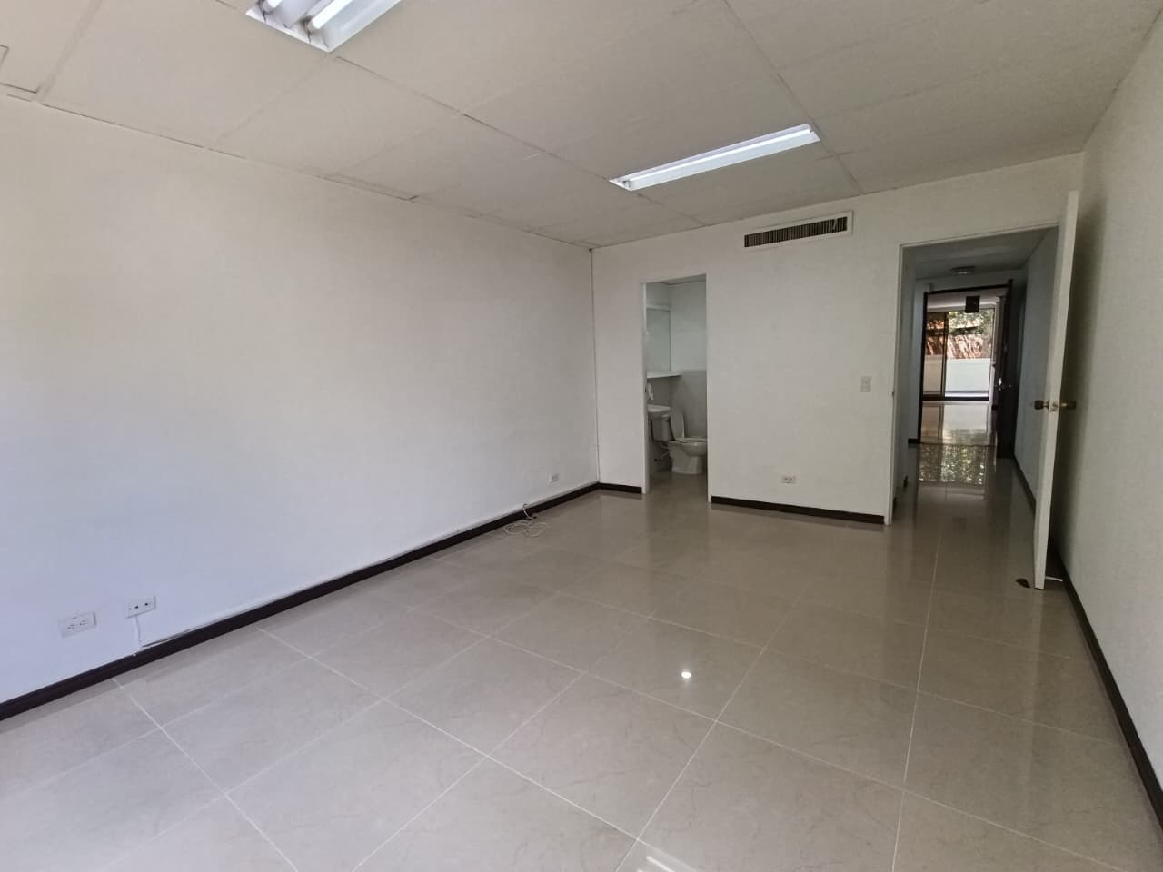 Oficina en arriendo en Patio Bonito, El Poblado, Medellín — foto 3 de 10