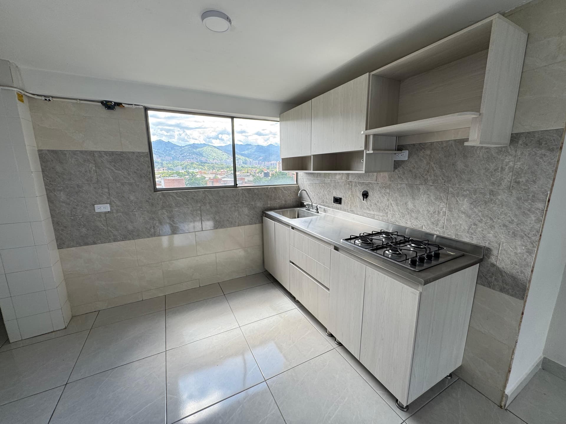 Apartamento en arriendo en Aguacatala, El Poblado, Medellín — foto 1 de 12