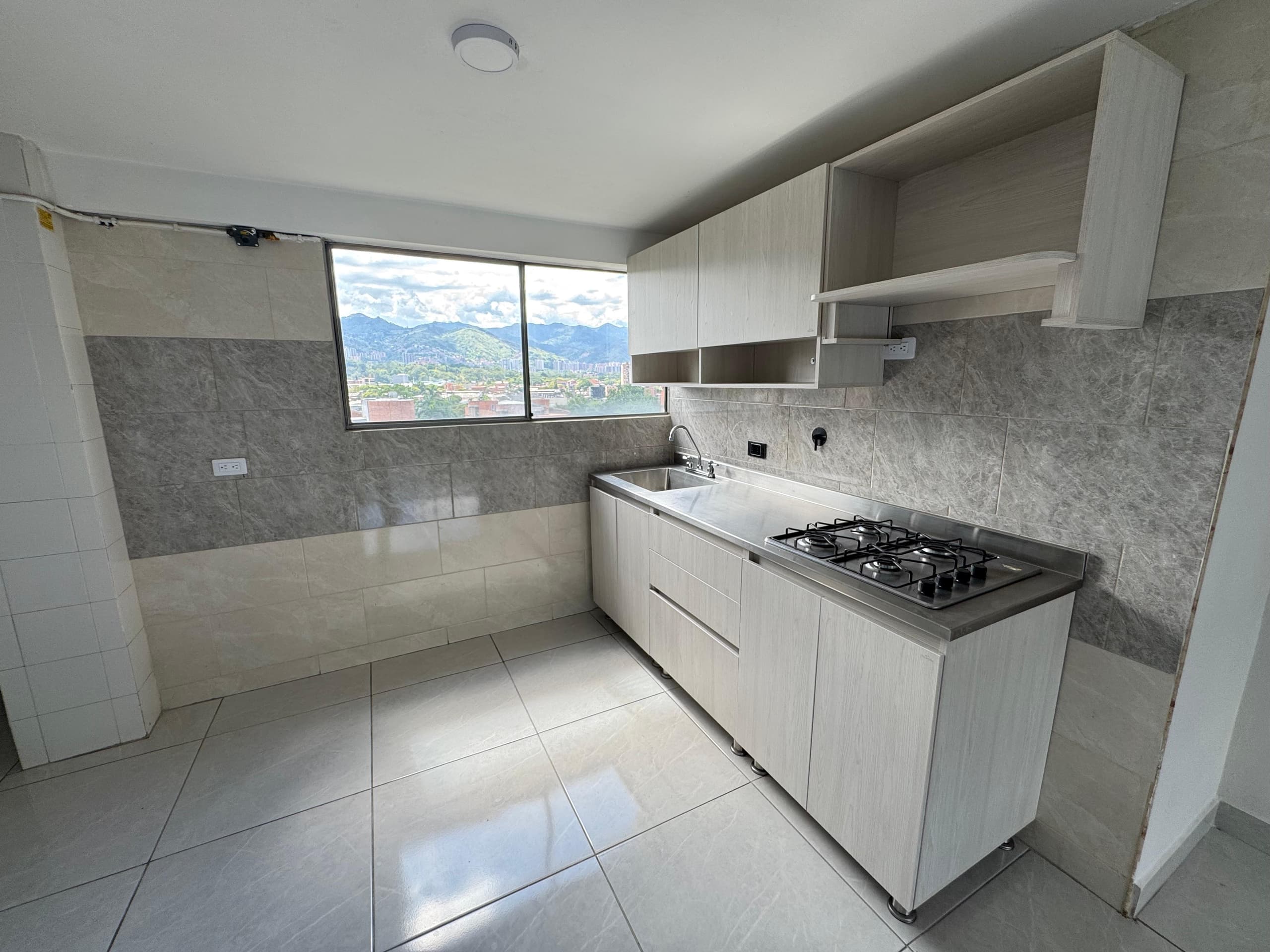 Apartamento en arriendo en Aguacatala, El Poblado, Medellín — foto 1 de 12