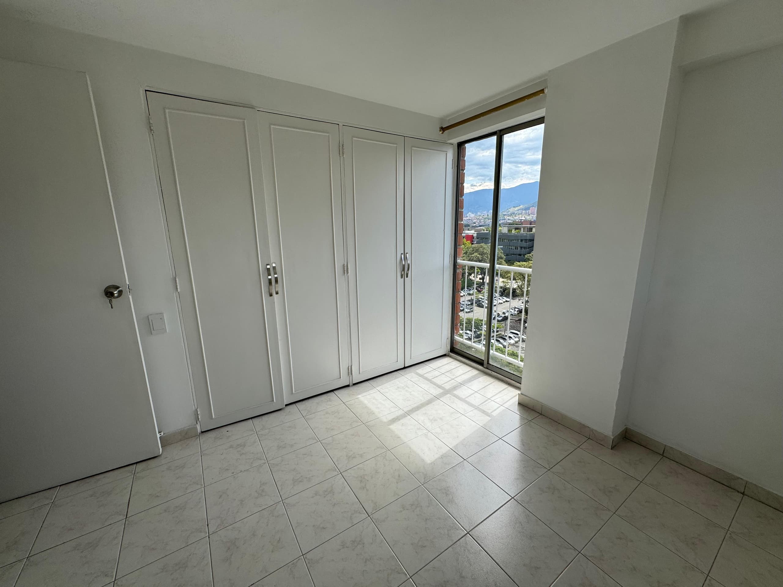 Apartamento en arriendo en Aguacatala, El Poblado, Medellín — foto 4 de 12