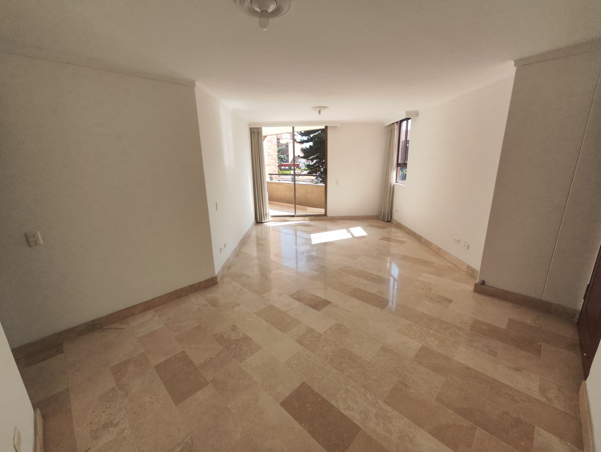 Apartamento en arriendo en Laureles, Medellín — foto 1 de 15