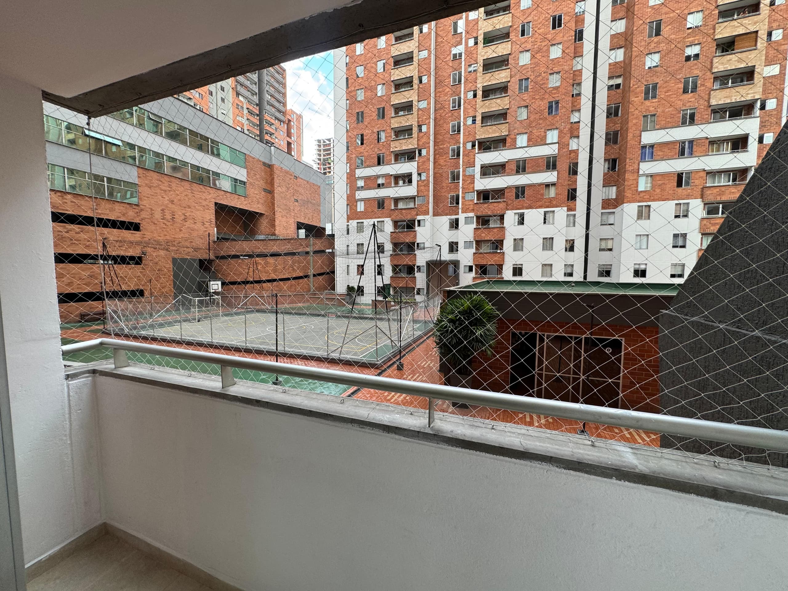 Apartamento en arriendo en Ciudad del Rio, El Poblado, Medellín — foto 1 de 15