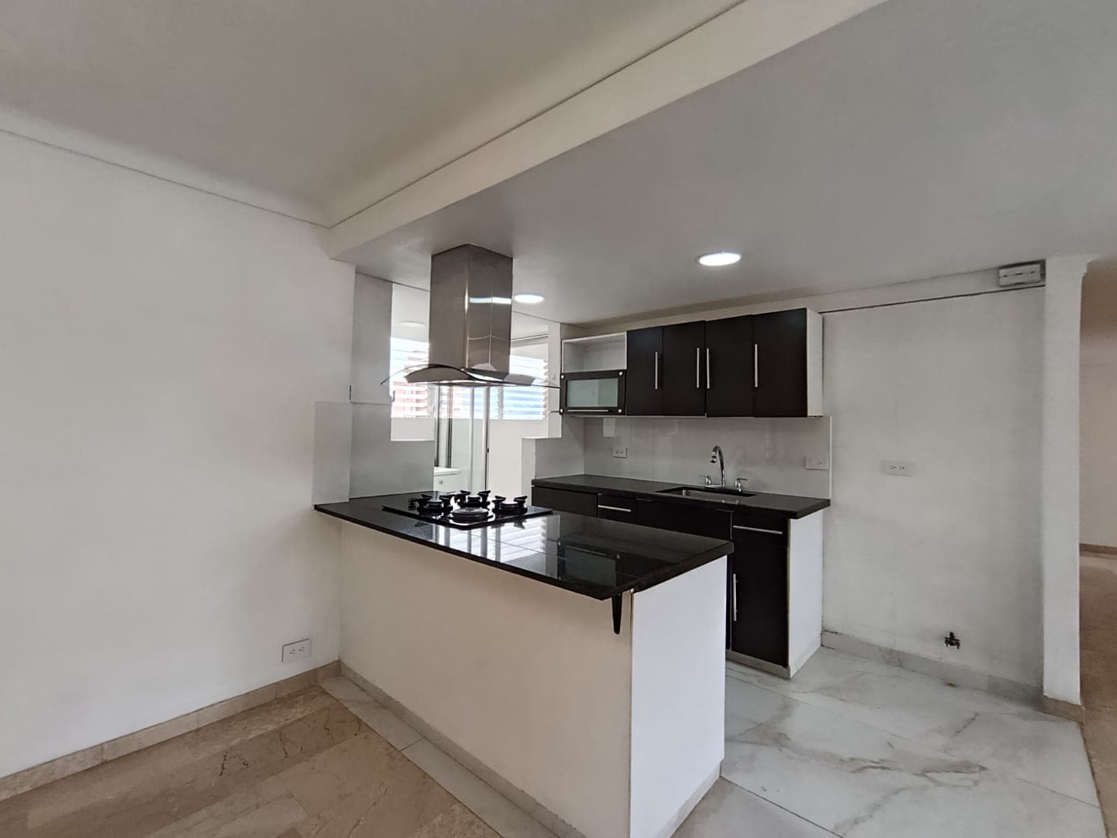 Apartamento en arriendo en Loma De Los Parra, El Poblado, Medellín — foto 4 de 16