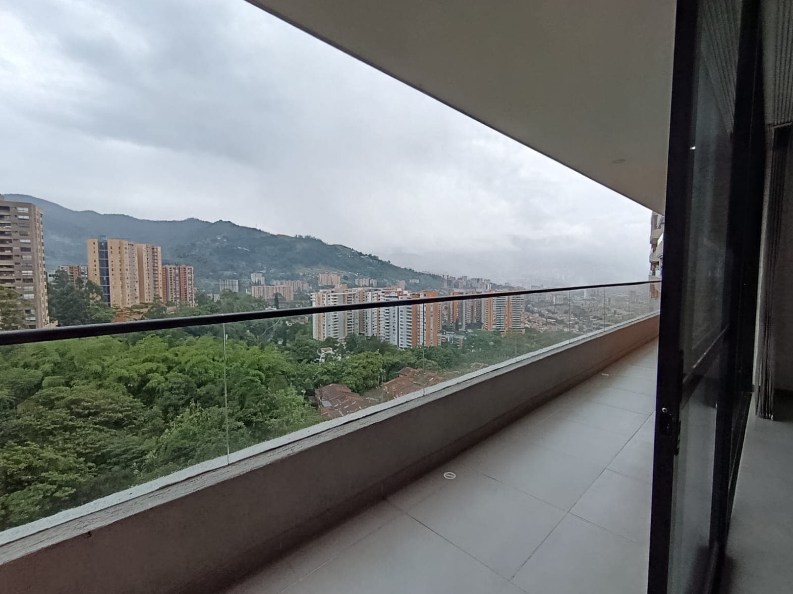 Apartamento en arriendo en Loma del Escobero Envigado — foto 1 de 13