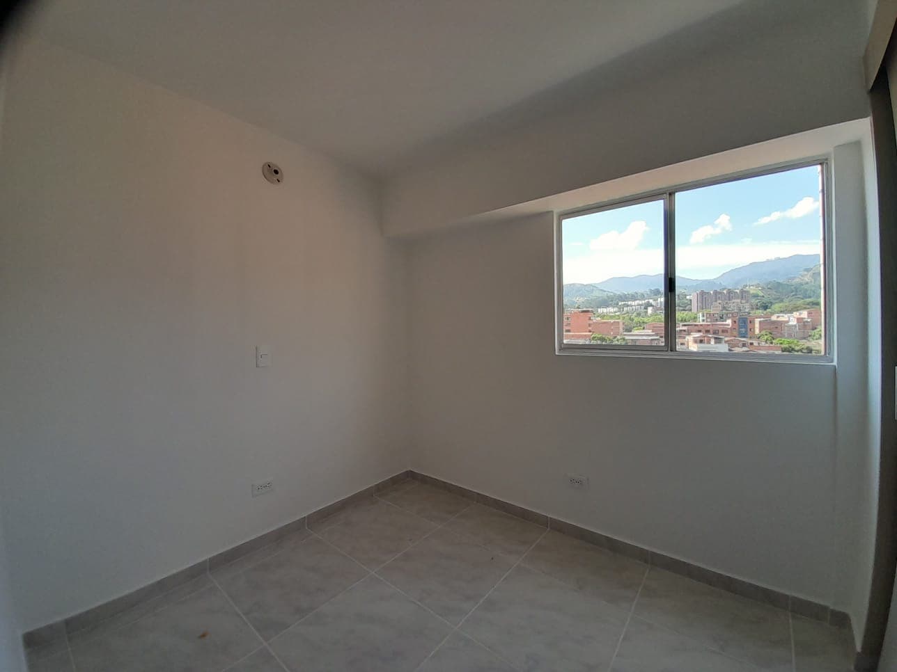 Apartaestudio en arriendo en Barrio Cristóbal, La America, Medellín — foto 1 de 10