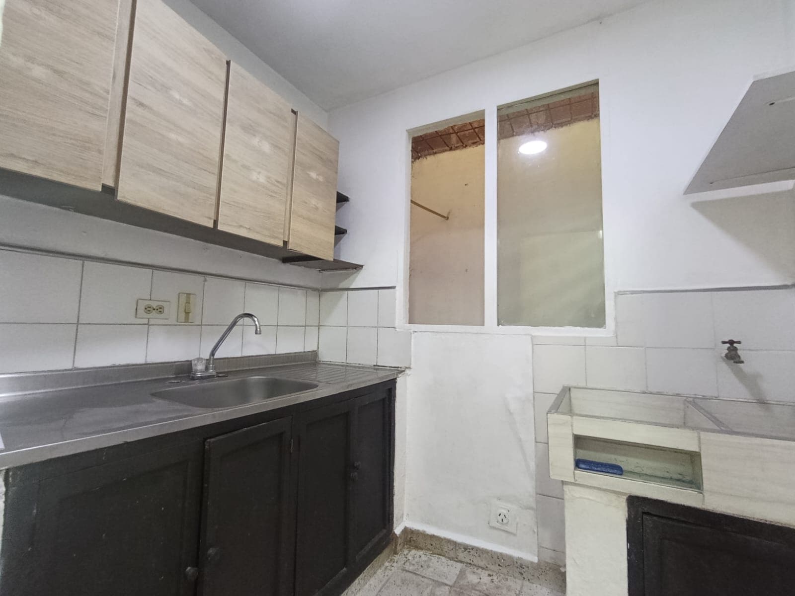 Apartaestudio en arriendo en La Milagrosa, Centro, Medellín — foto 1 de 9