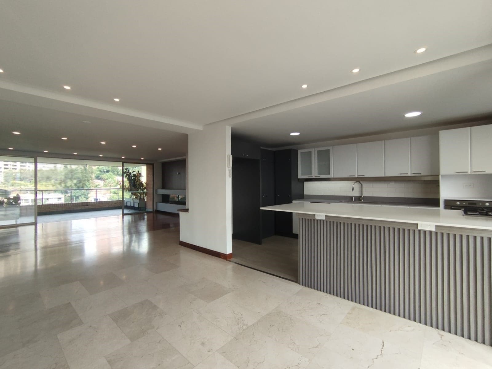 Apartamento en arriendo en La Calera, El Poblado, Medellín — foto 1 de 20