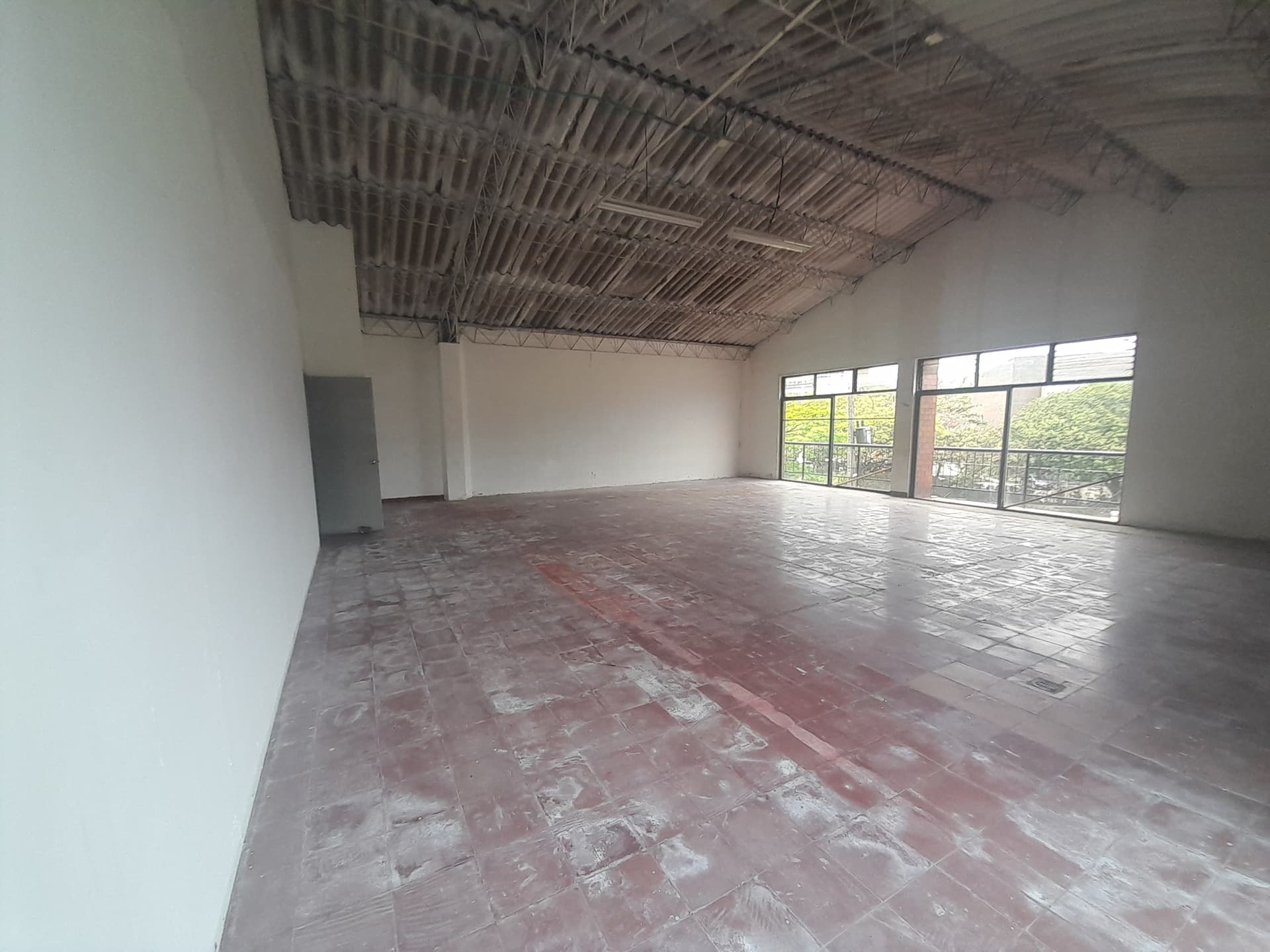 Bodega en arriendo en Laureles, Medellín — foto 1 de 15