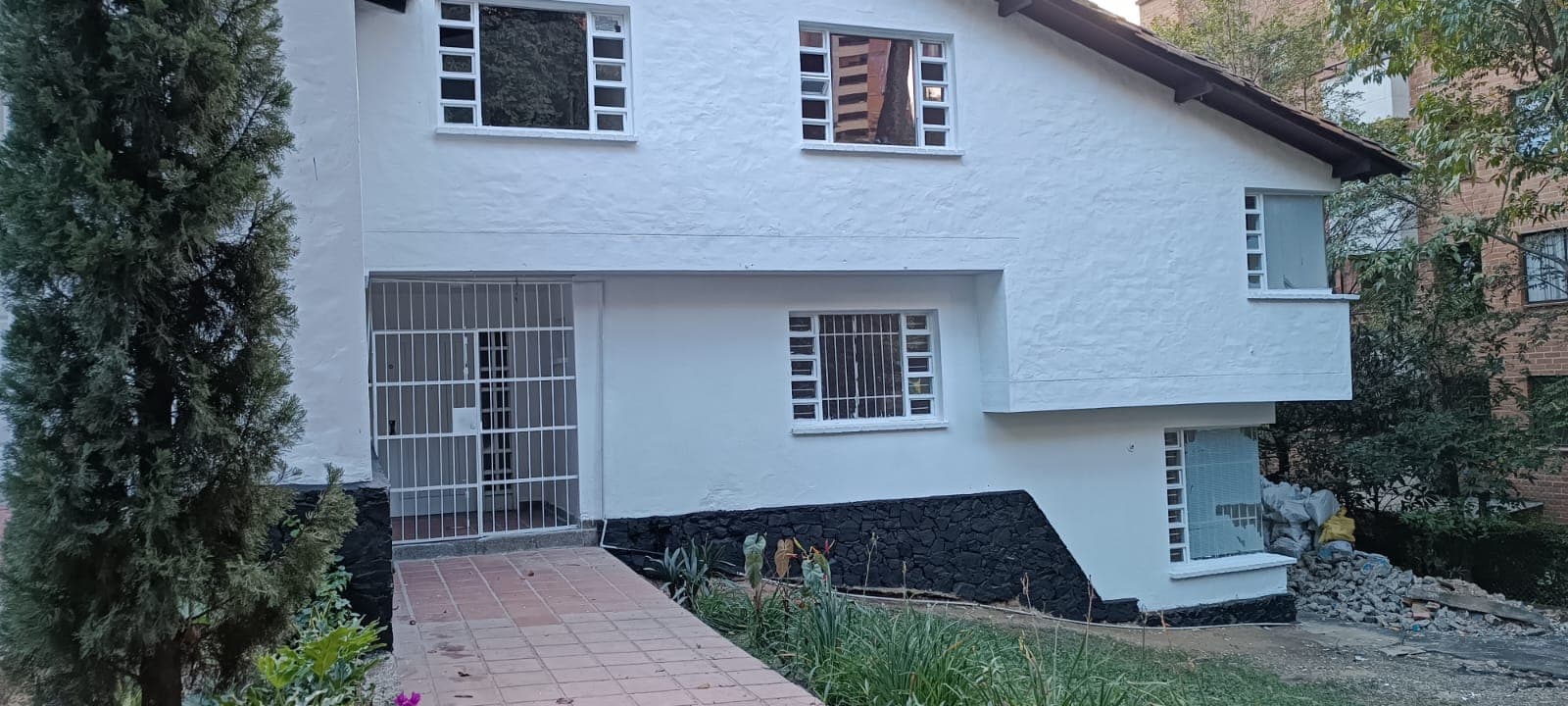 Casa Comercial en arriendo en El Campestre La Frontera, El Poblado, Medellín — foto 1 de 20