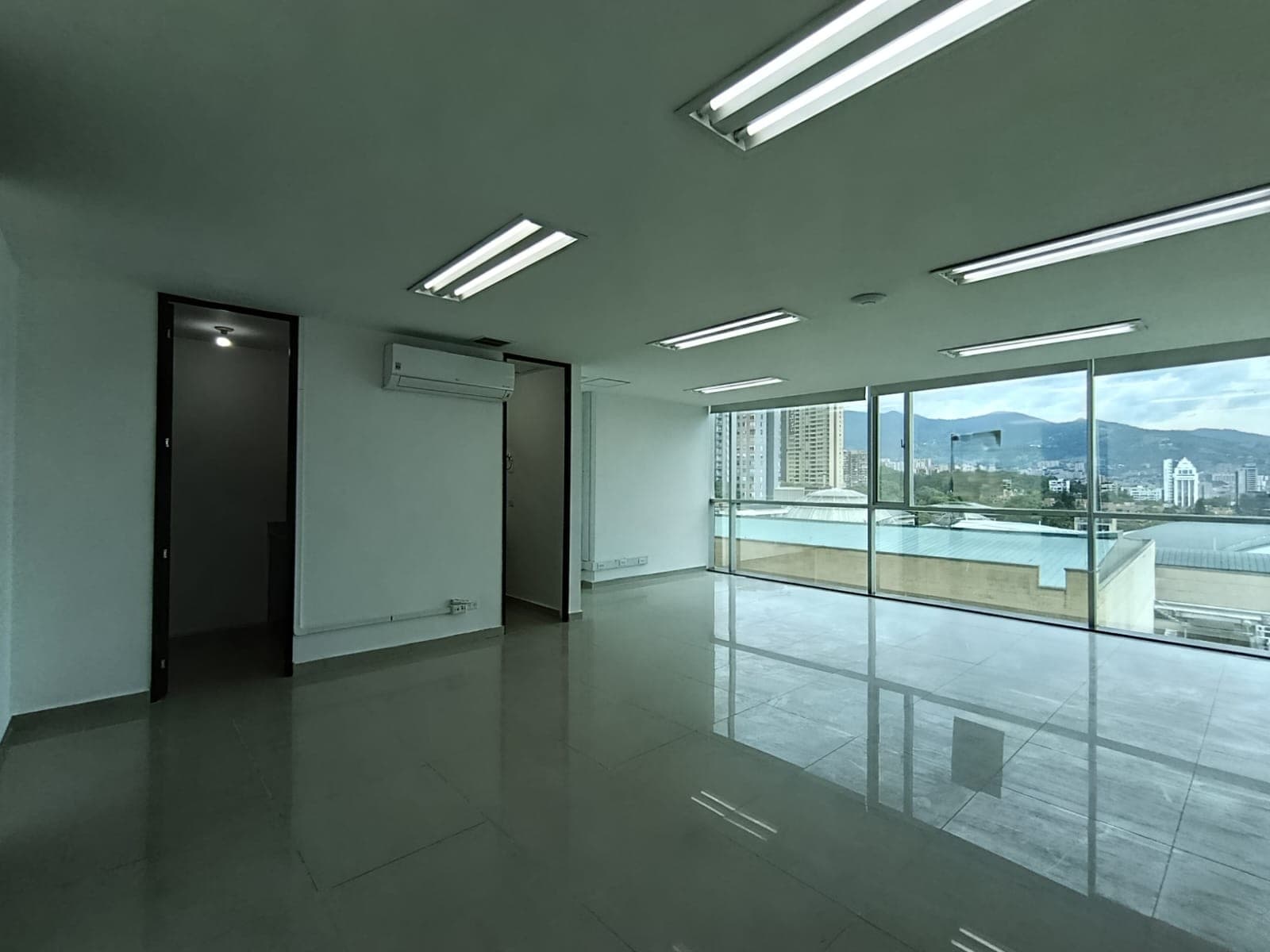 Oficina en arriendo en Los Balsos, El Poblado, Medellín — foto 1 de 8
