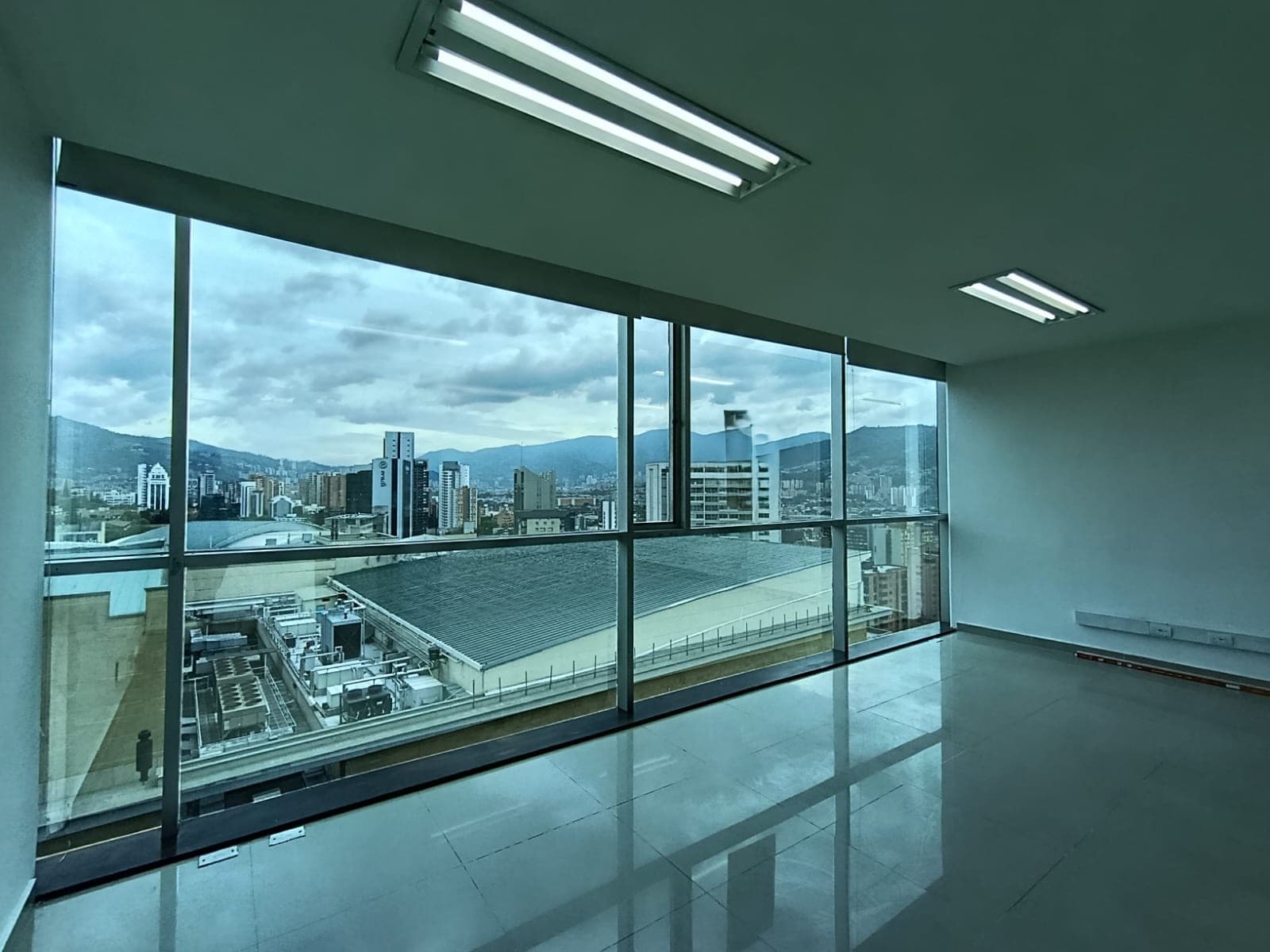 Oficina en arriendo en Los Balsos, El Poblado, Medellín — foto 3 de 8