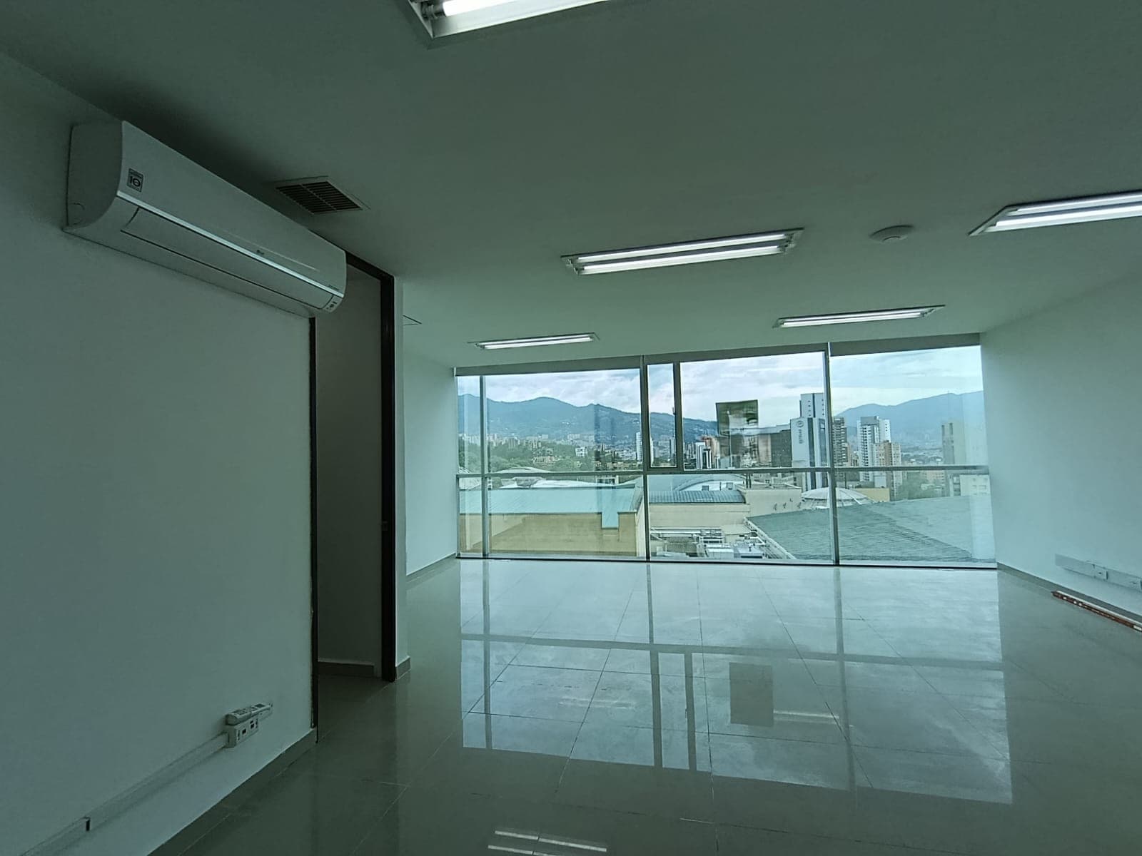 Oficina en arriendo en Los Balsos, El Poblado, Medellín — foto 4 de 8