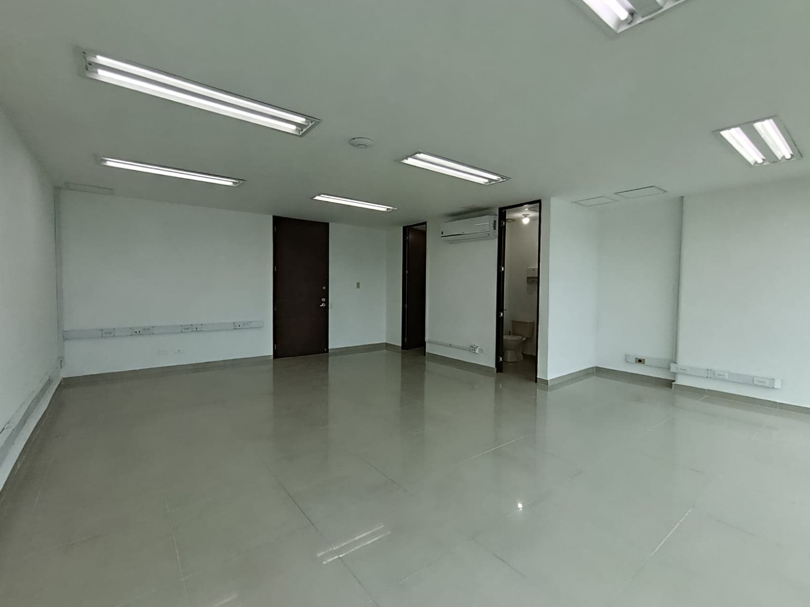 Oficina en arriendo en Los Balsos, El Poblado, Medellín — foto 5 de 8