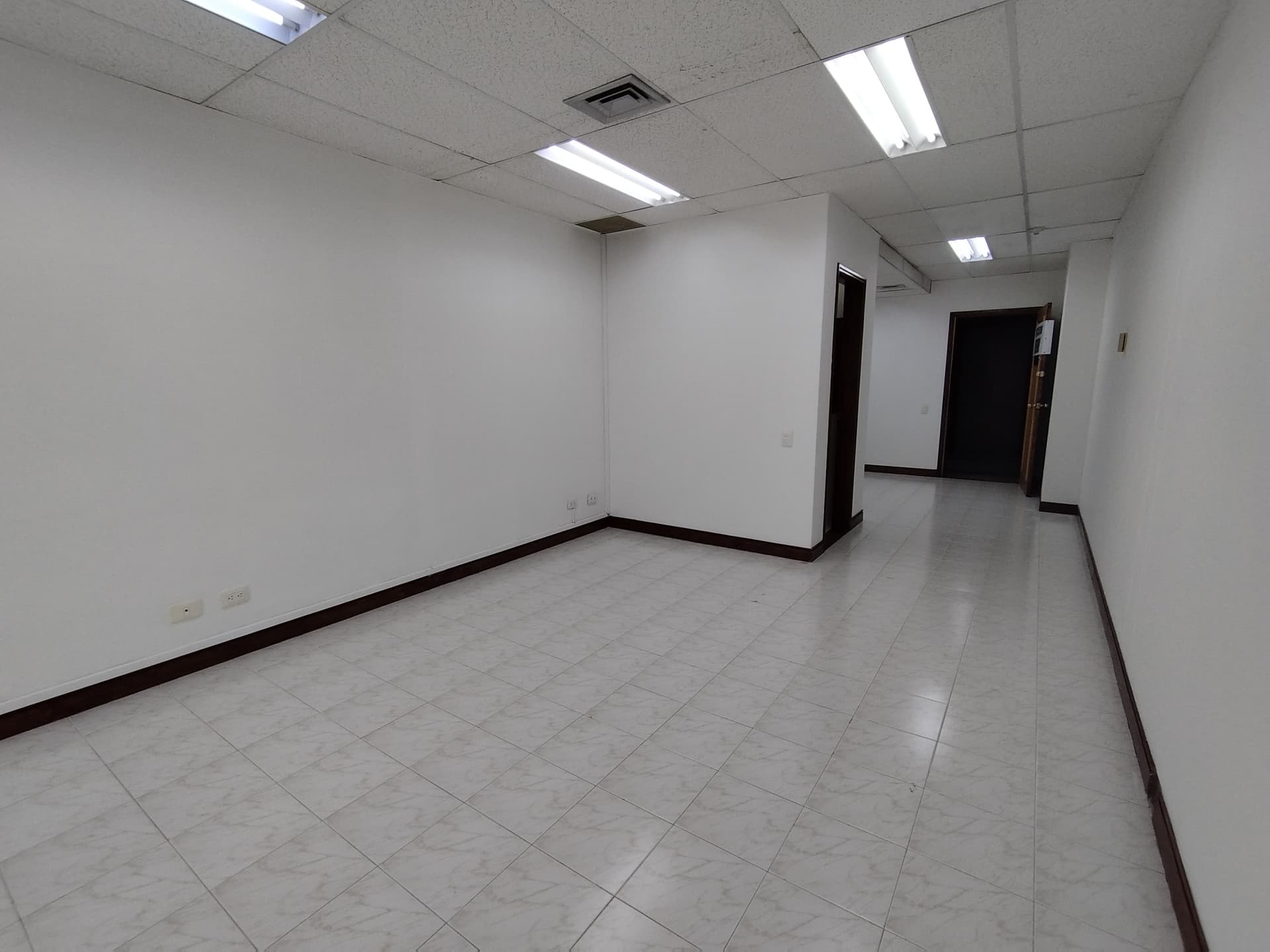 Oficina en arriendo en El Poblado, Medellín — foto 1 de 10
