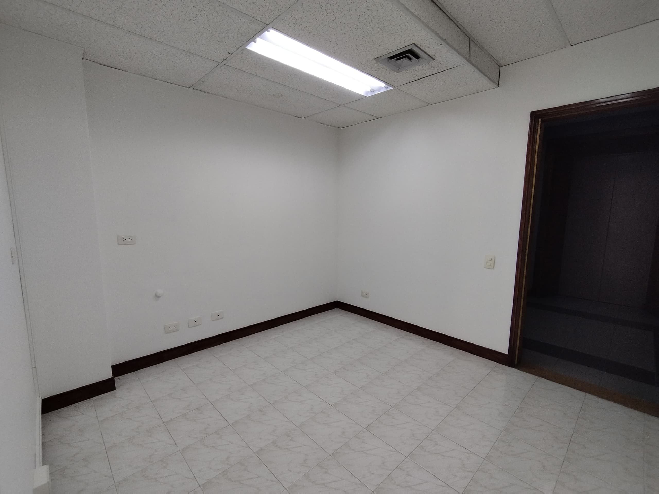 Oficina en arriendo en El Poblado, Medellín — foto 2 de 10
