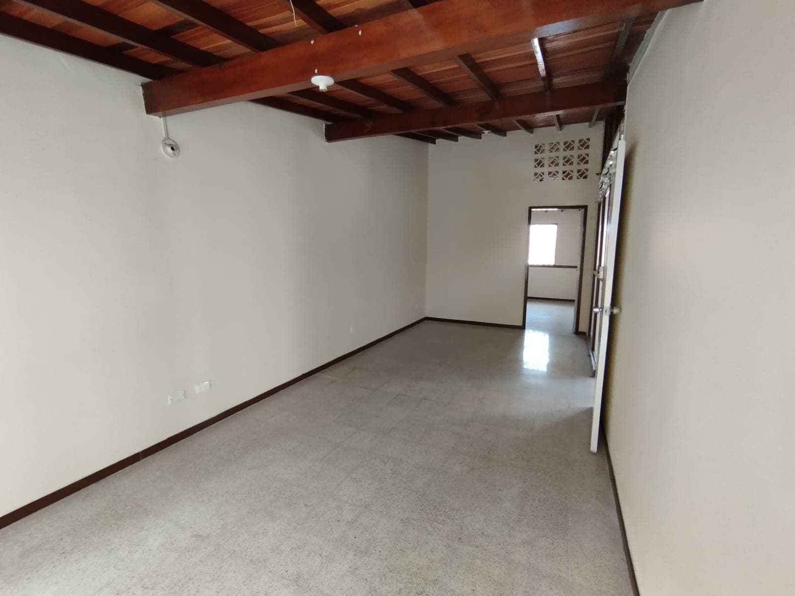 Casa Comercial en arriendo en Suramericana, Laureles, Medellín — foto 1 de 14