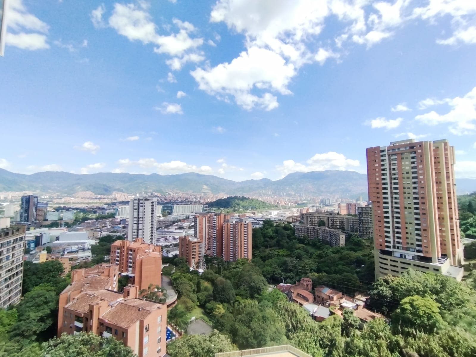 Apartamento en arriendo en Loma De San Julián, El Poblado, Medellín — foto 1 de 16