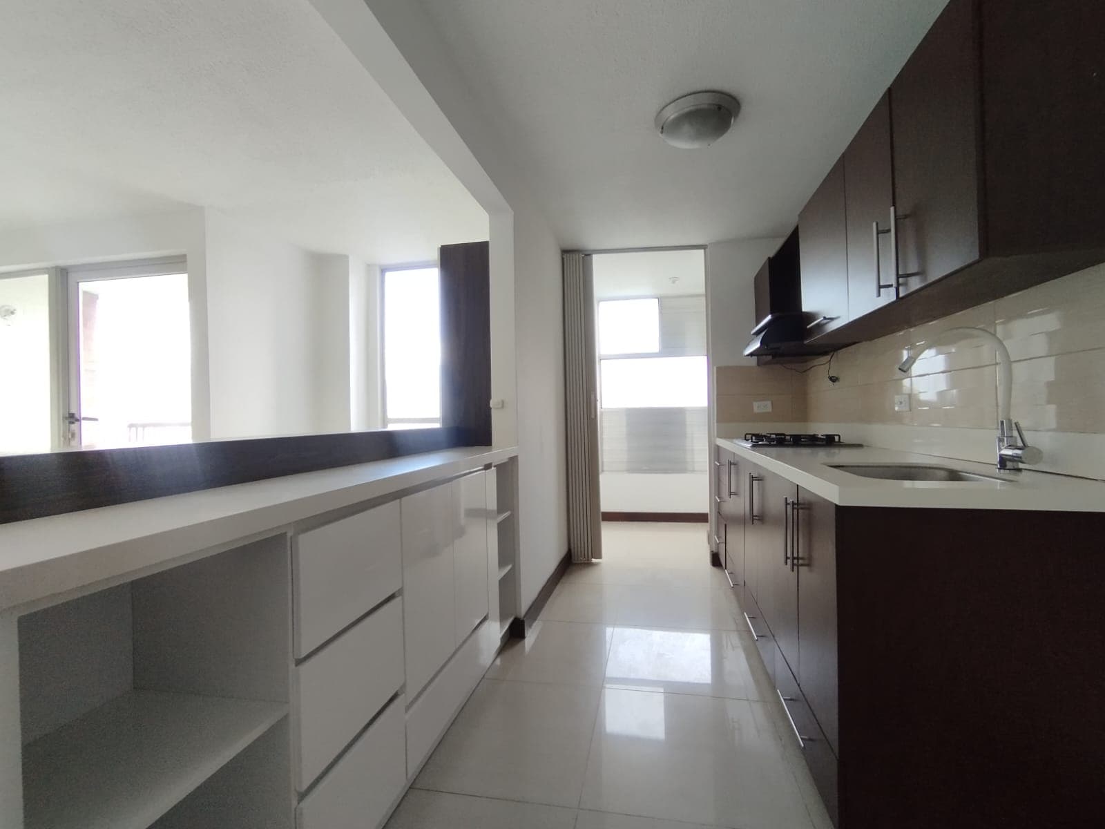 Apartamento en arriendo en Loma De San Julián, El Poblado, Medellín — foto 3 de 16