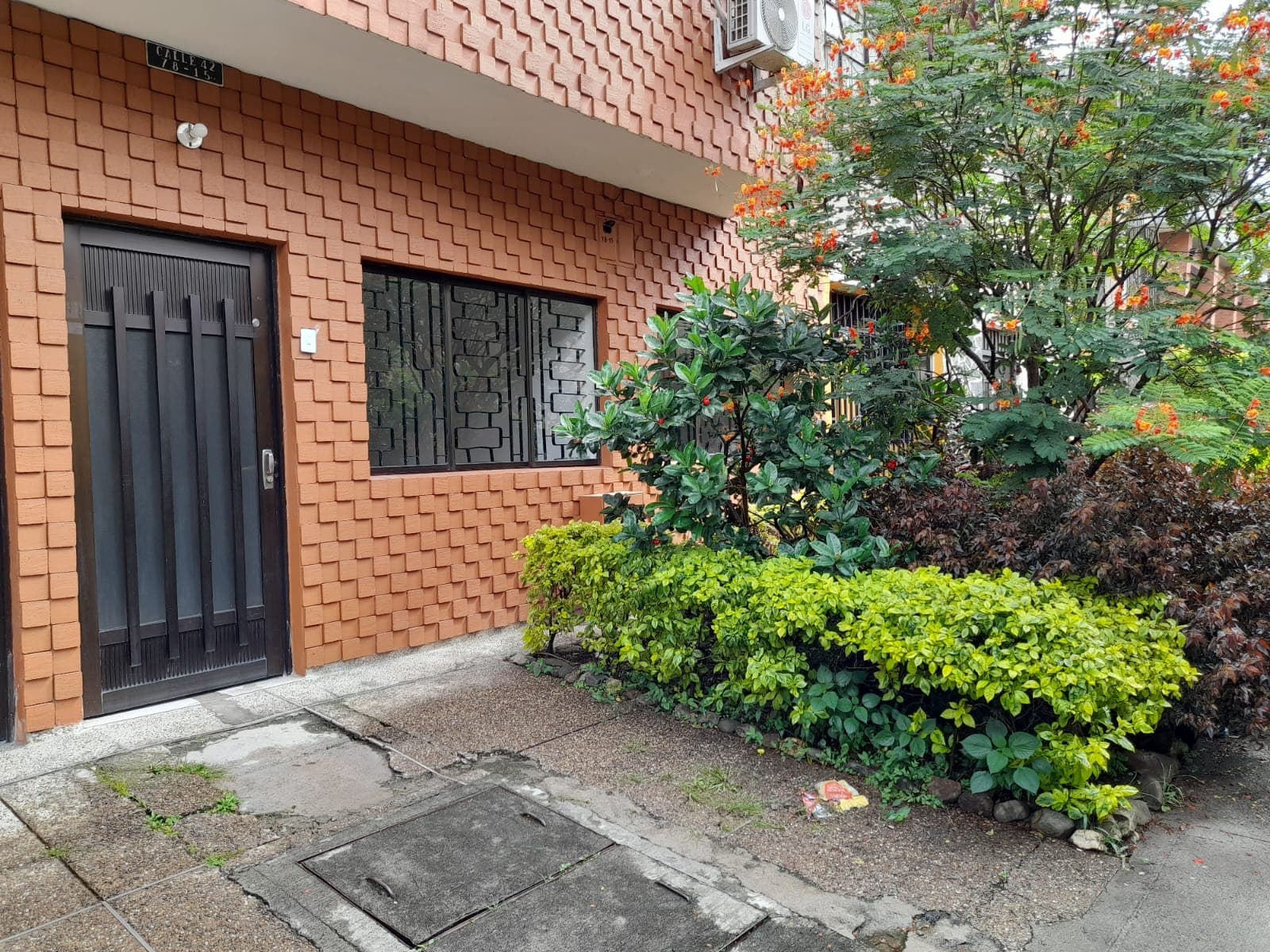 Casa Comercial en arriendo en Laureles, Medellín — foto 1 de 20