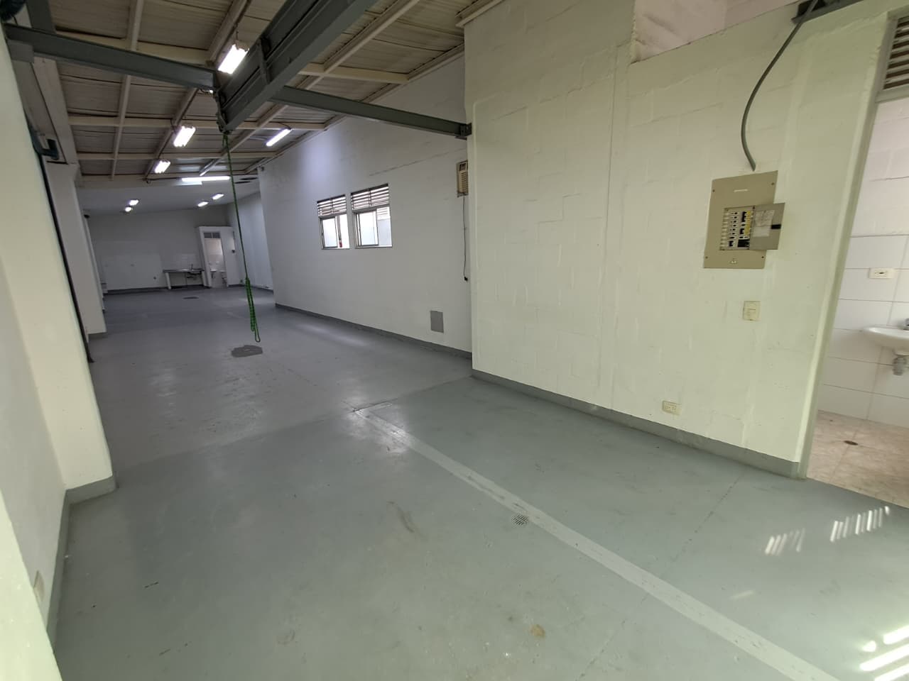 Bodega en arriendo en Guayabal, Medellín — foto 2 de 12