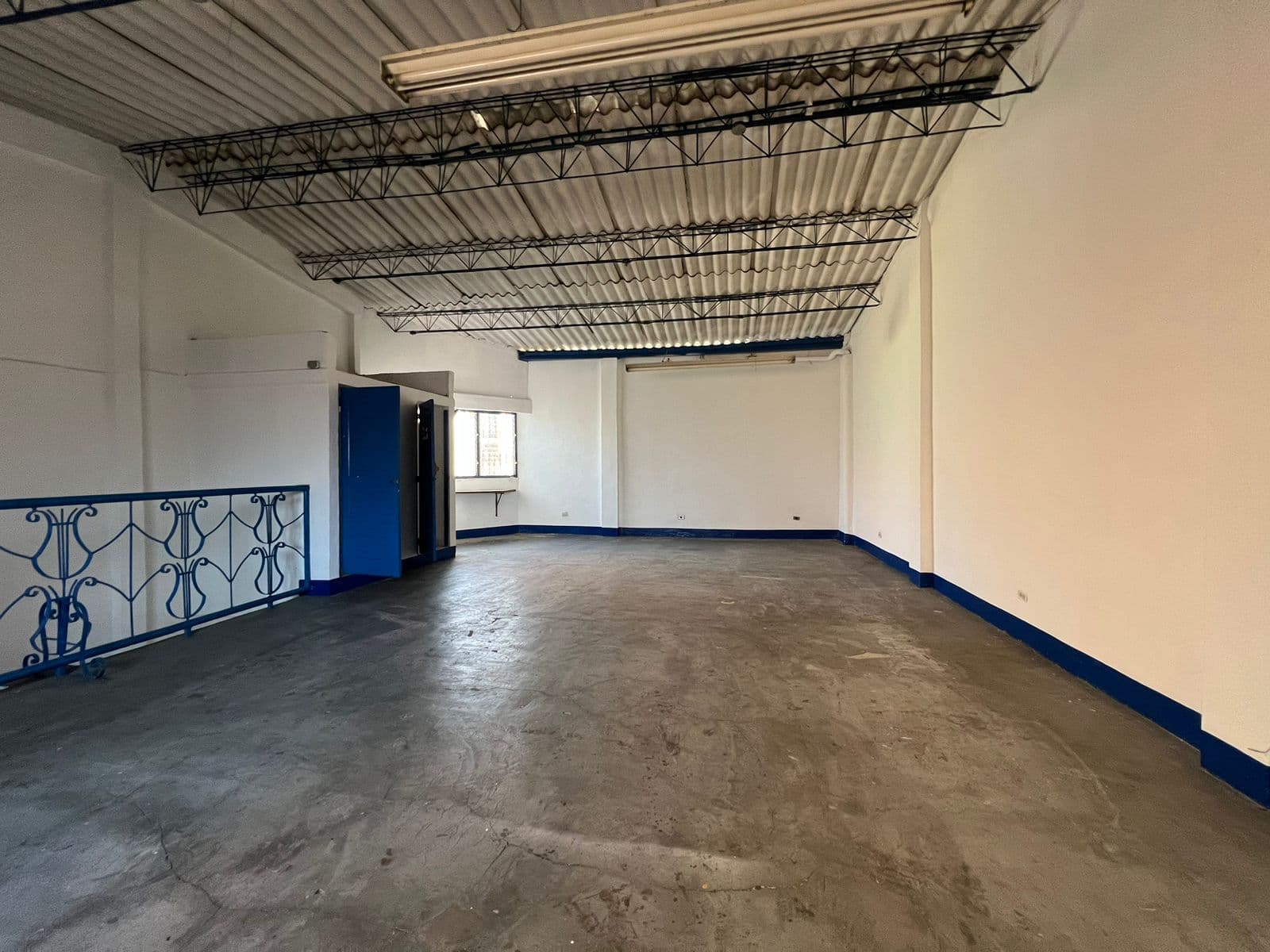 Bodega en arriendo en La America, Medellín — foto 1 de 10