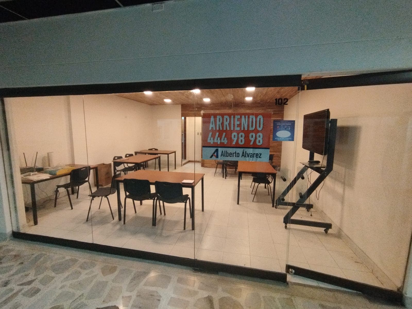 Local en arriendo en La Candelaria, Centro, Medellín — foto 1 de 11