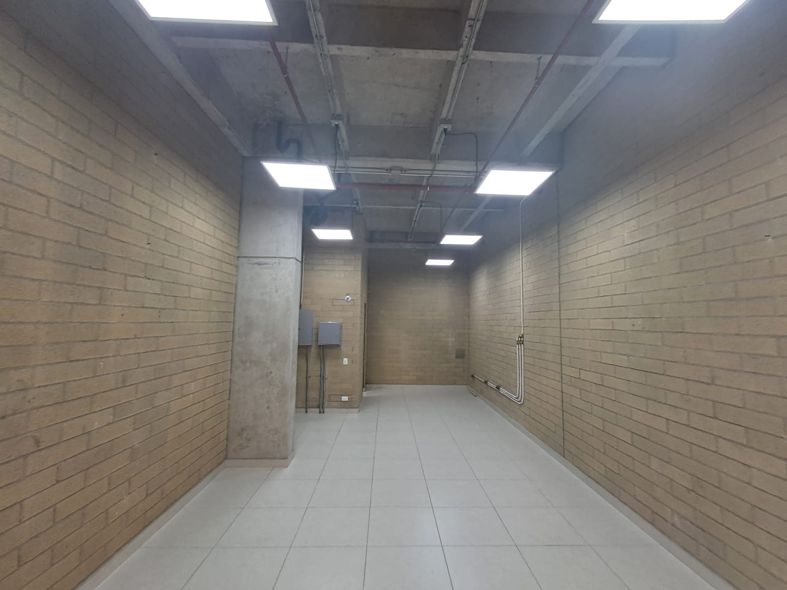Local en arriendo en Aguacatala, El Poblado, Medellín — foto 1 de 8